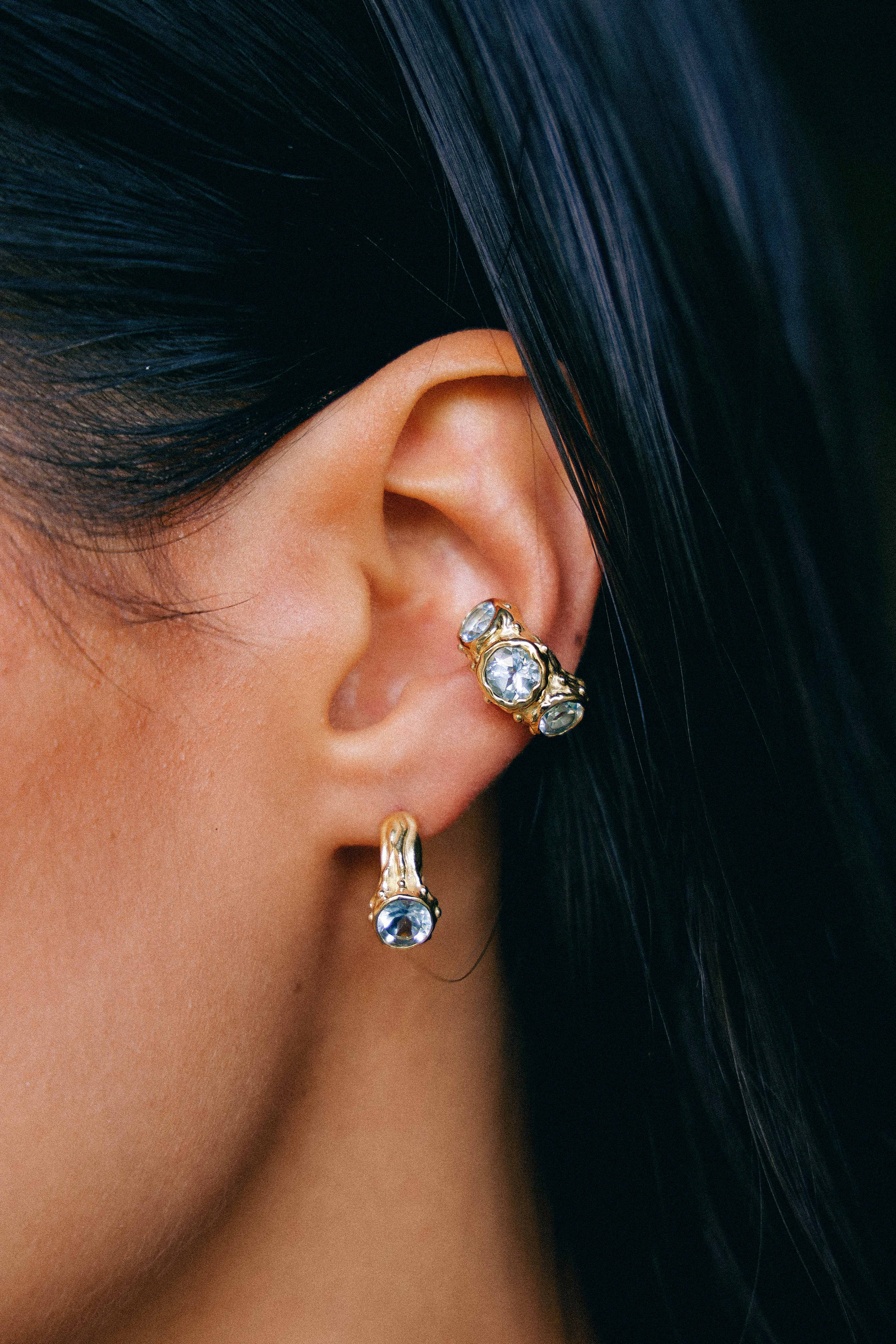 ARO EARCUFF SOLENE ORO Y TOPACIO CELESTE