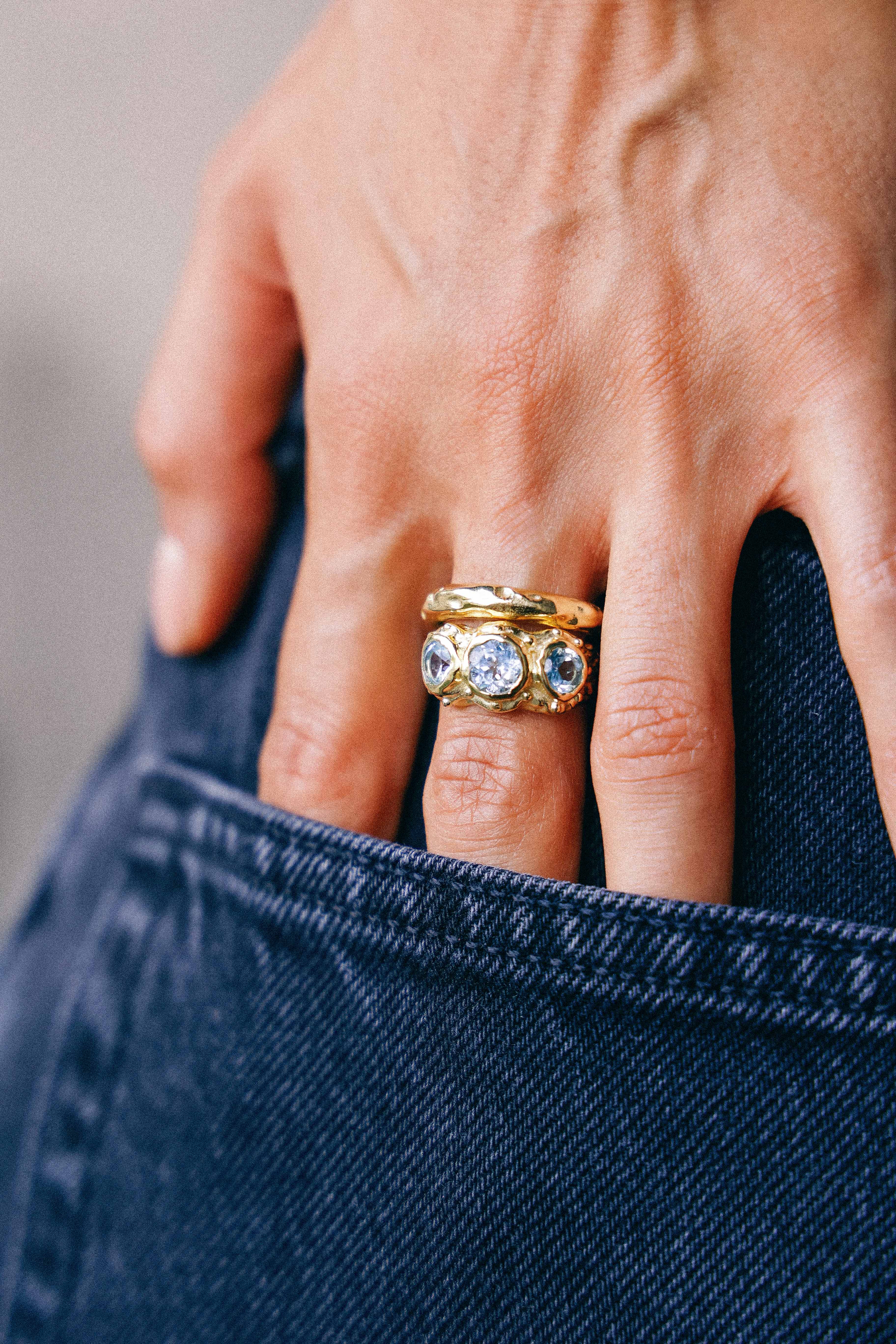 ANILLO SOLENE ORO Y TOPACIOS CELESTES