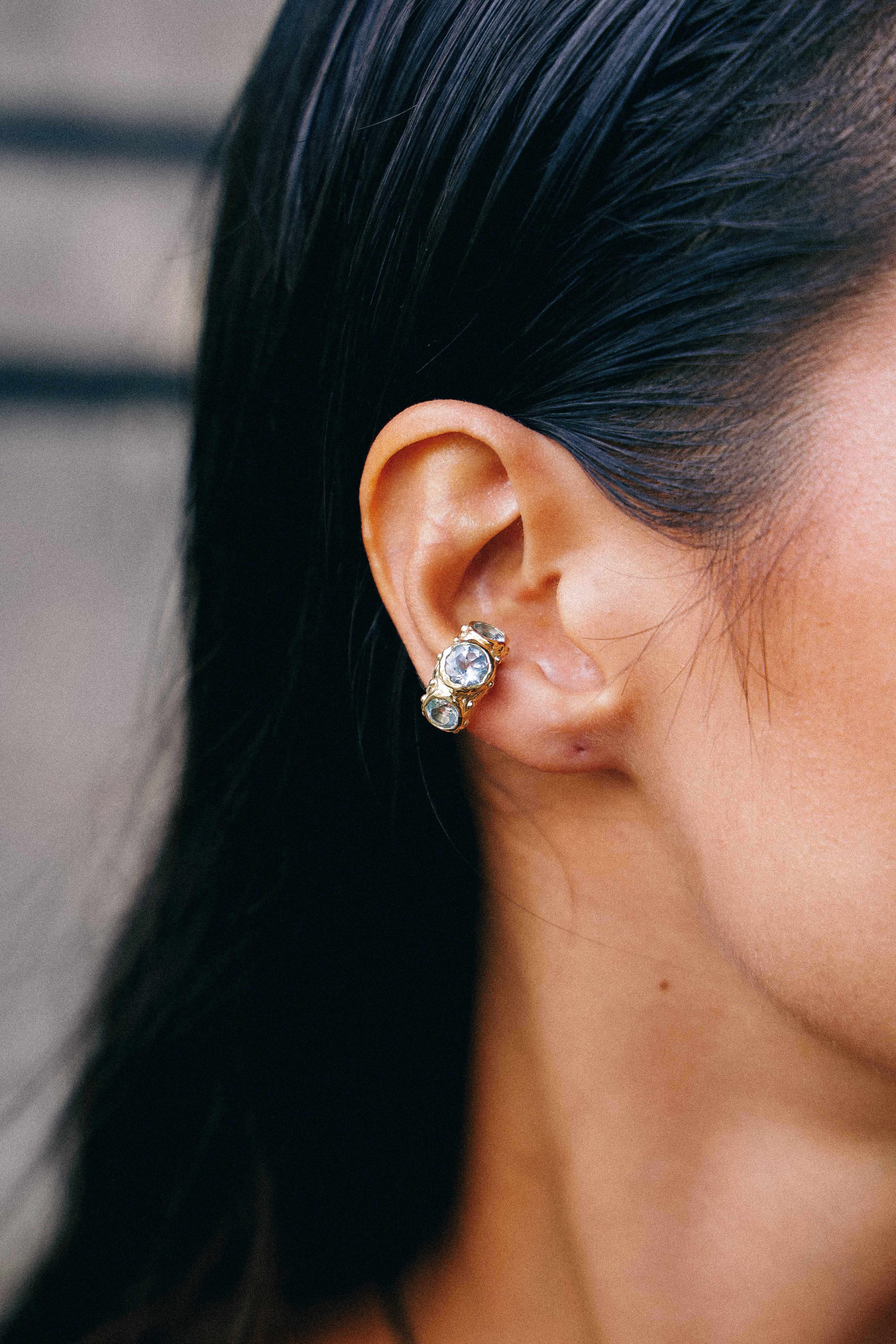 ARO EARCUFF SOLENE ORO Y TOPACIO CELESTE