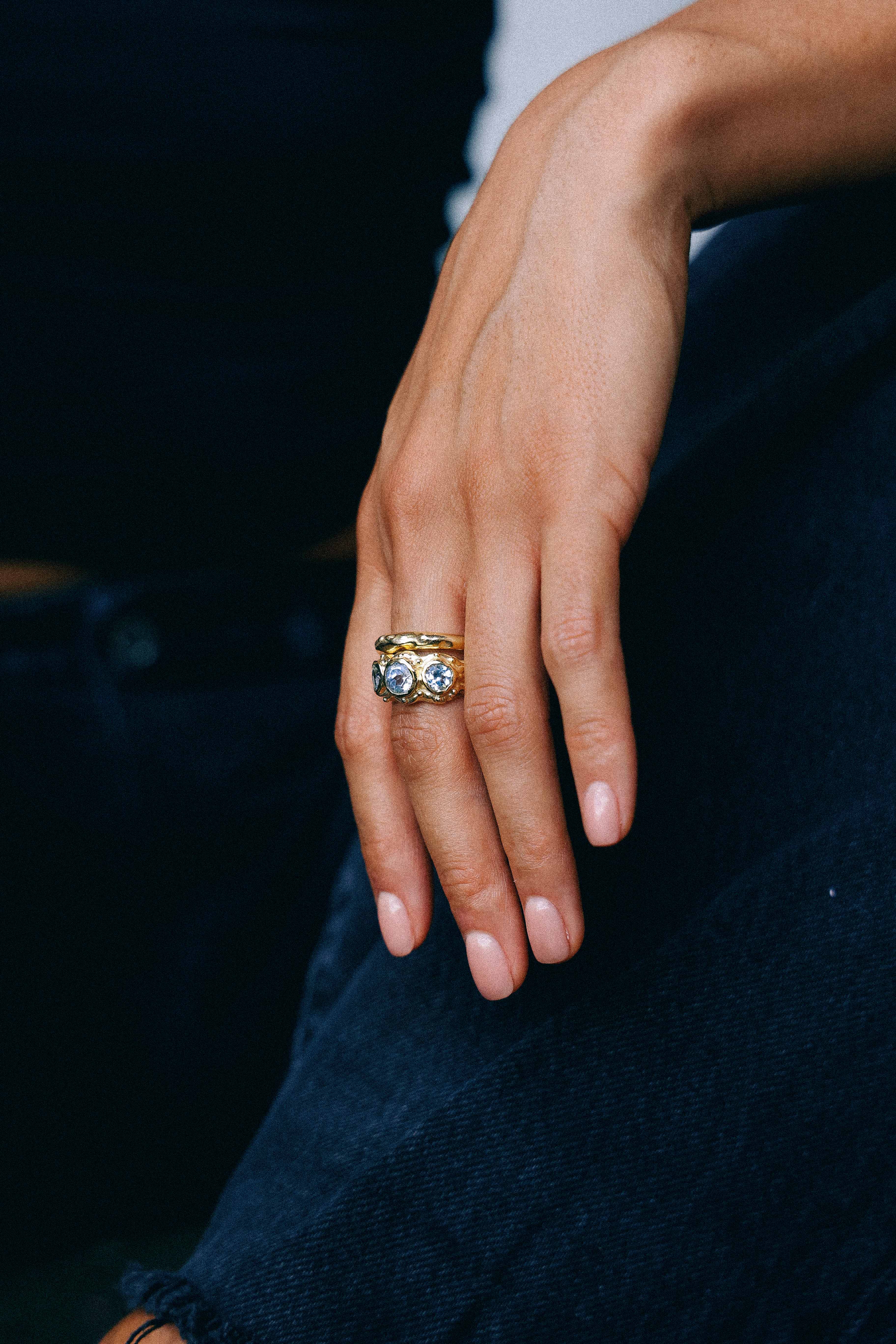 ANILLO SOLENE ORO Y TOPACIOS CELESTES