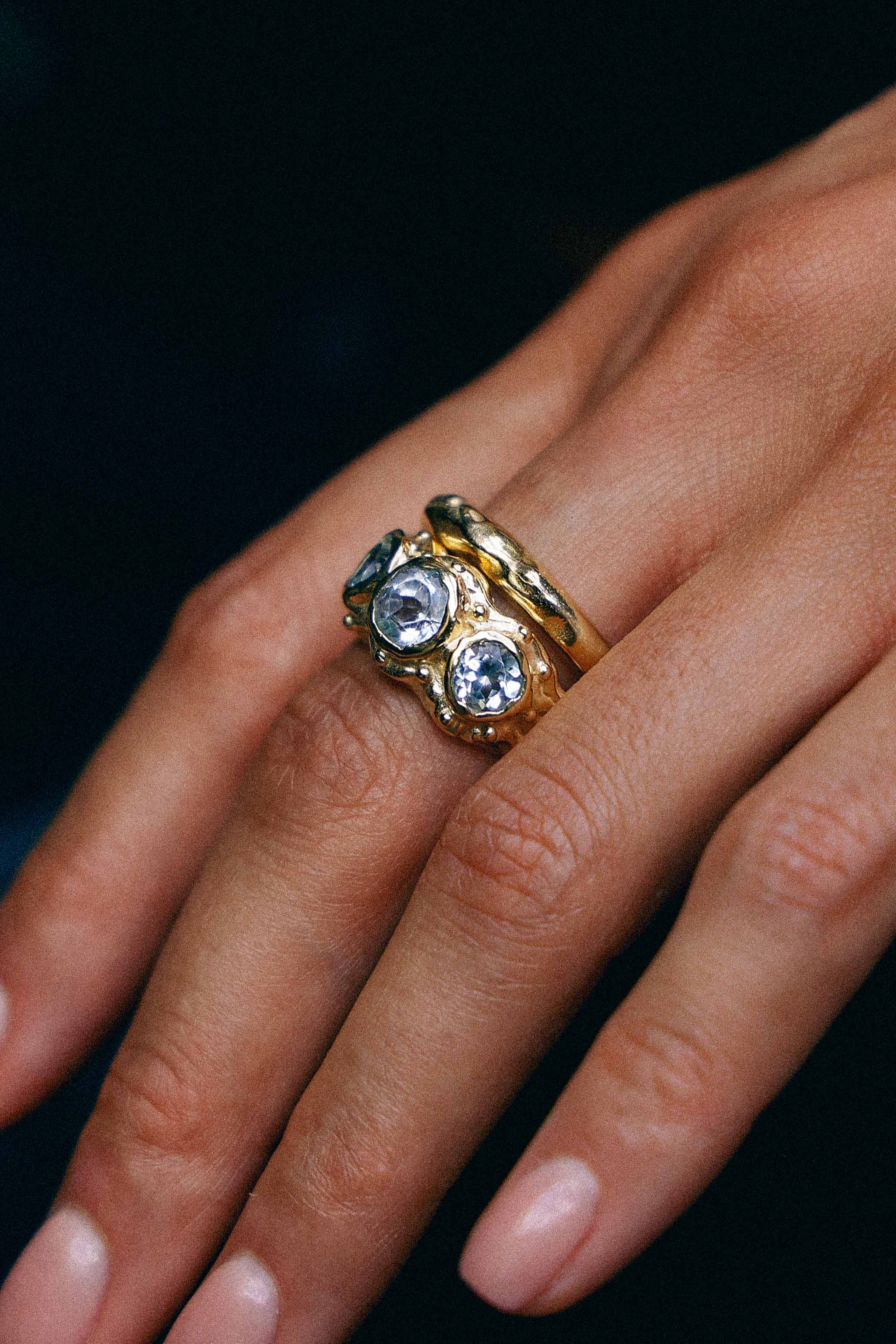 ANILLO SOLENE ORO Y TOPACIOS CELESTES