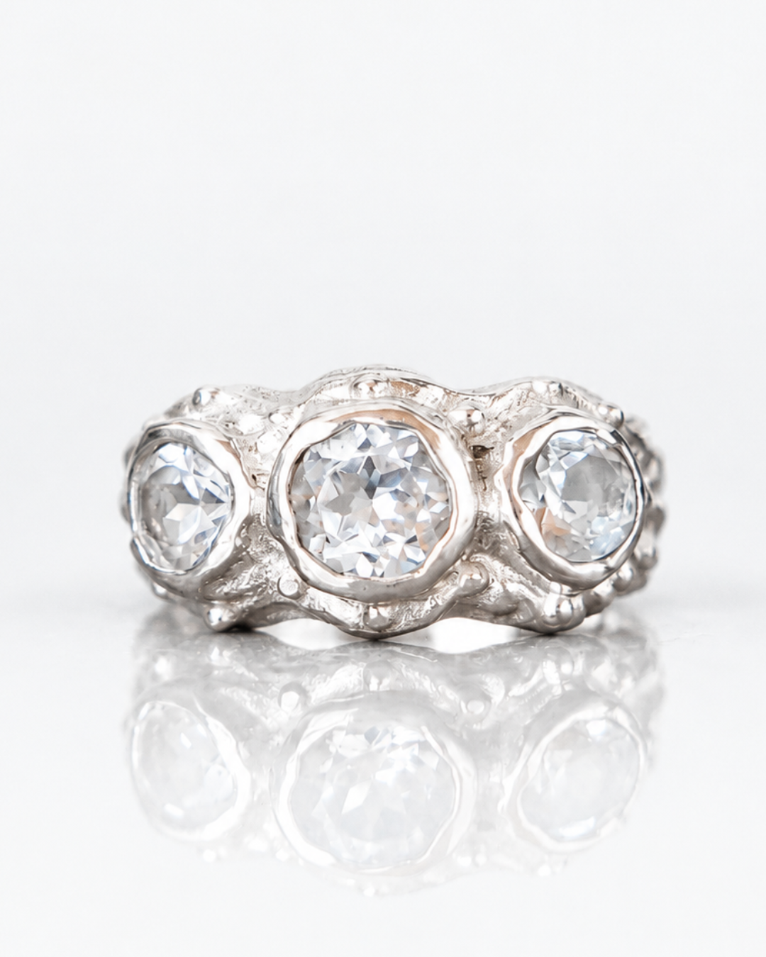 ANILLO SOLENE DE PLATA Y TOPACIOS BLANCOS