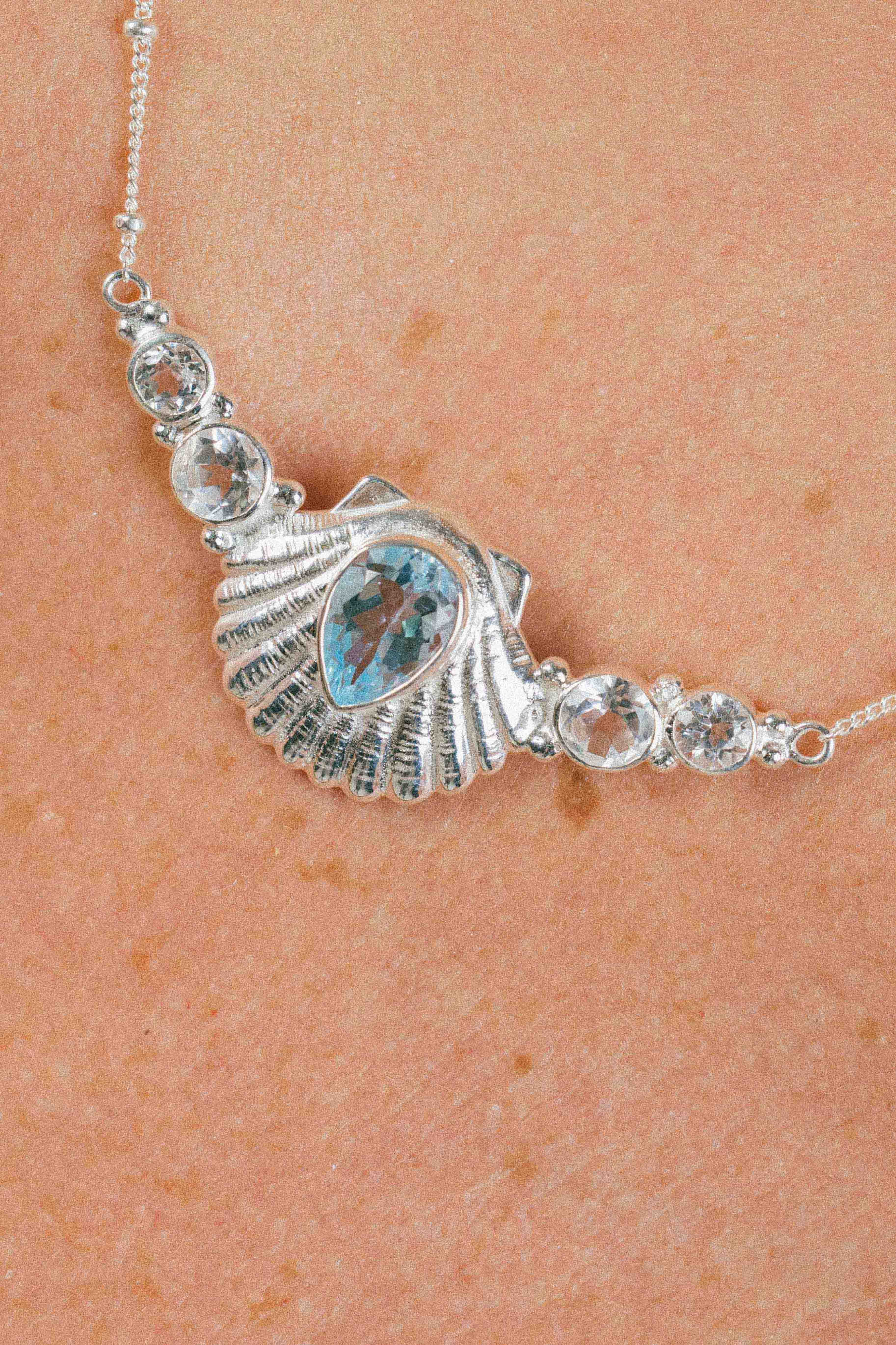 COLLAR CONMIISANKA DE PLATA DE TOPACIO BLANCO Y CELESTE