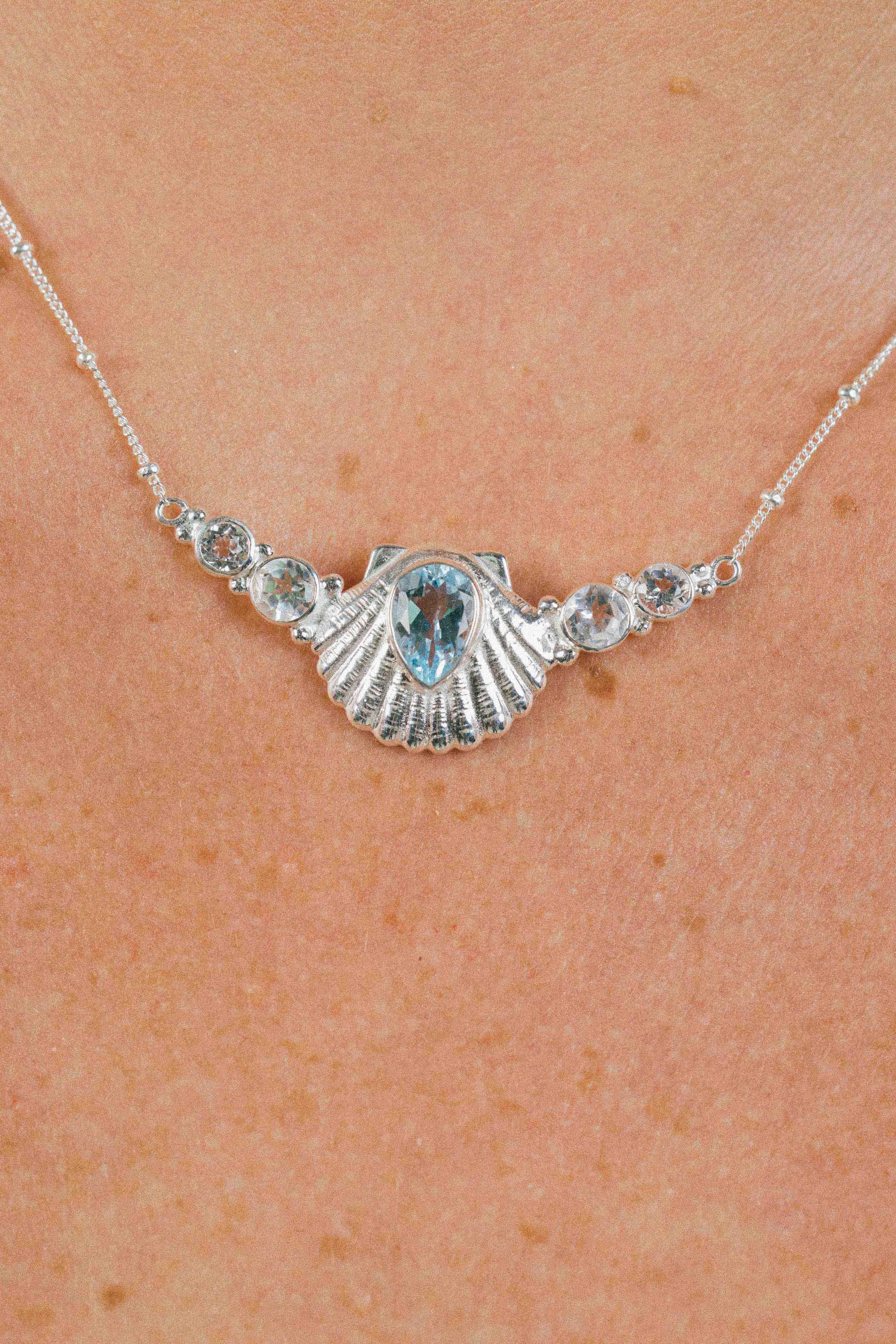 COLLAR CONMIISANKA DE PLATA DE TOPACIO BLANCO Y CELESTE