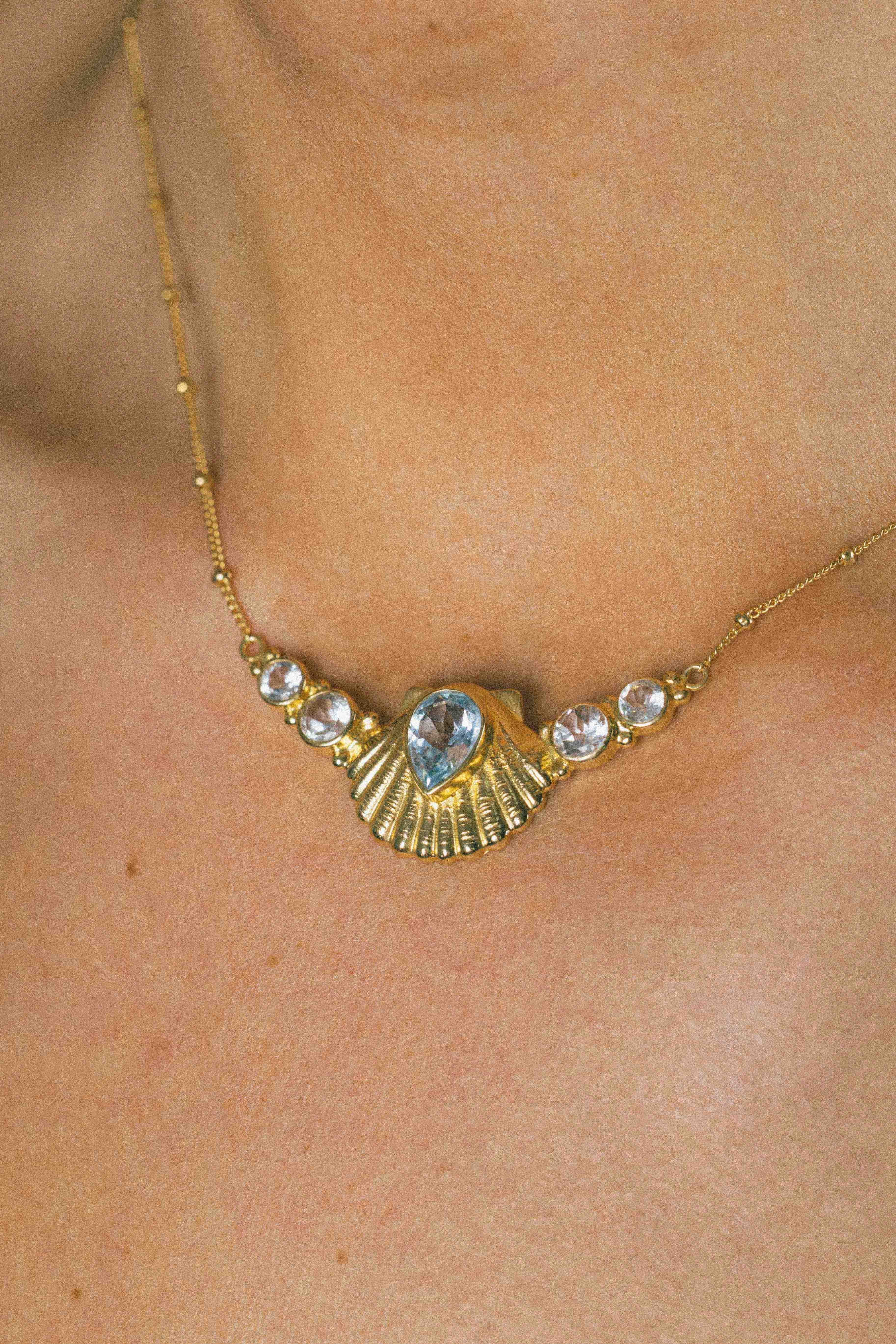 COLLAR CONMIISANKA GOLD DE TOPACIO BLANCO Y CELESTE