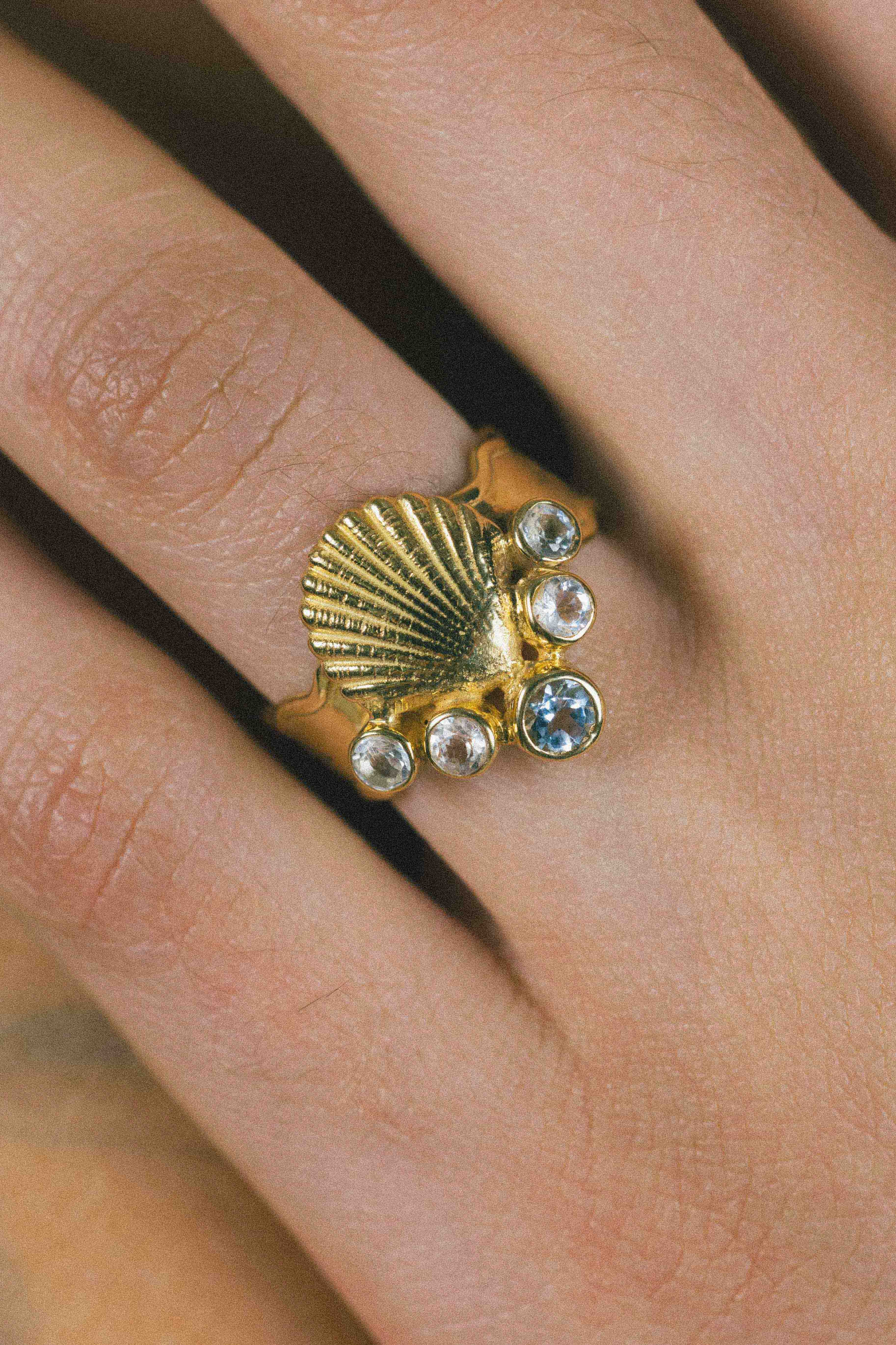 ANILLO CONMIISANKA GOLD DE TOPACIO BLANCO Y CELESTE