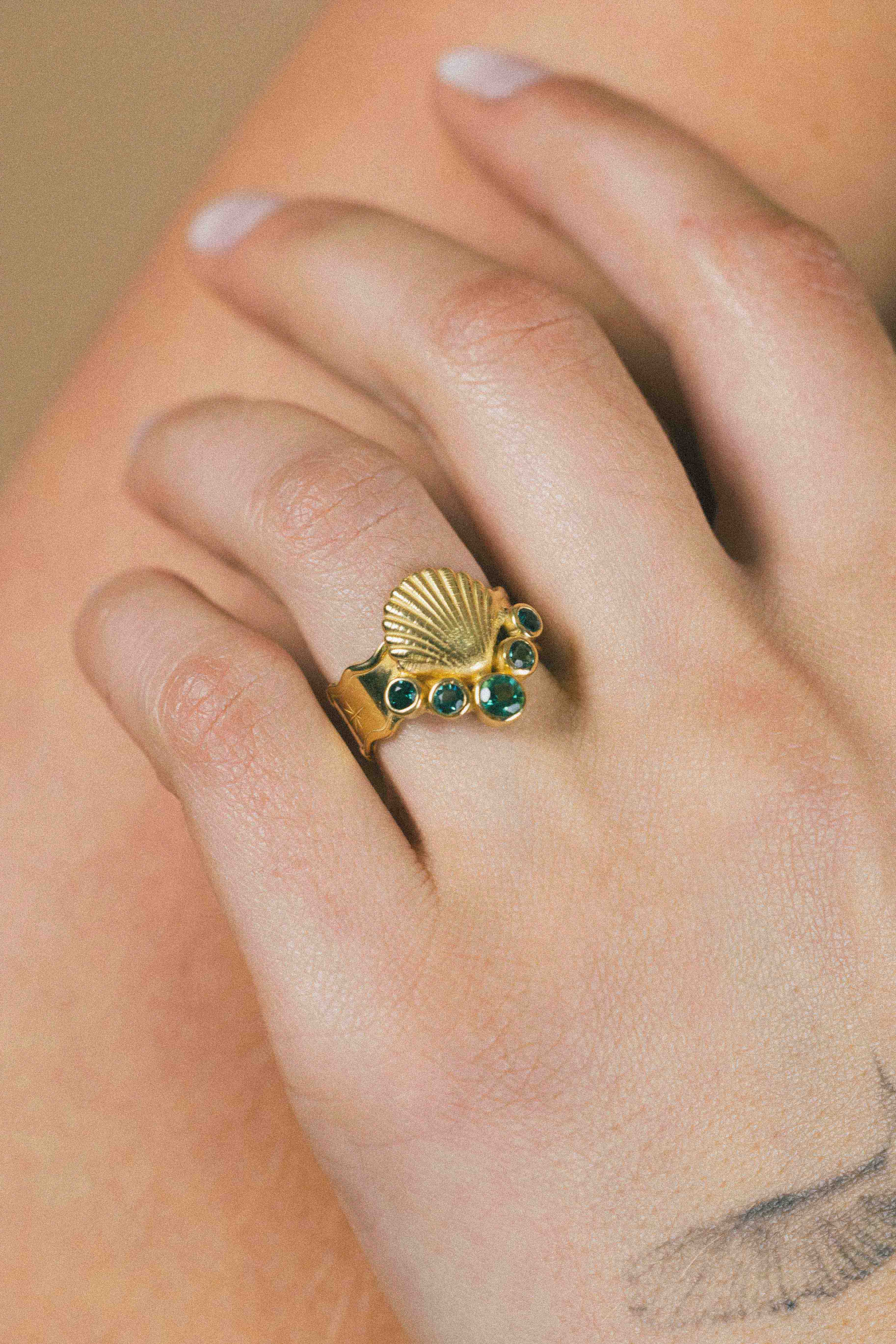 ANILLO CONMIISANKA GOLD DE CUARZO VERDE