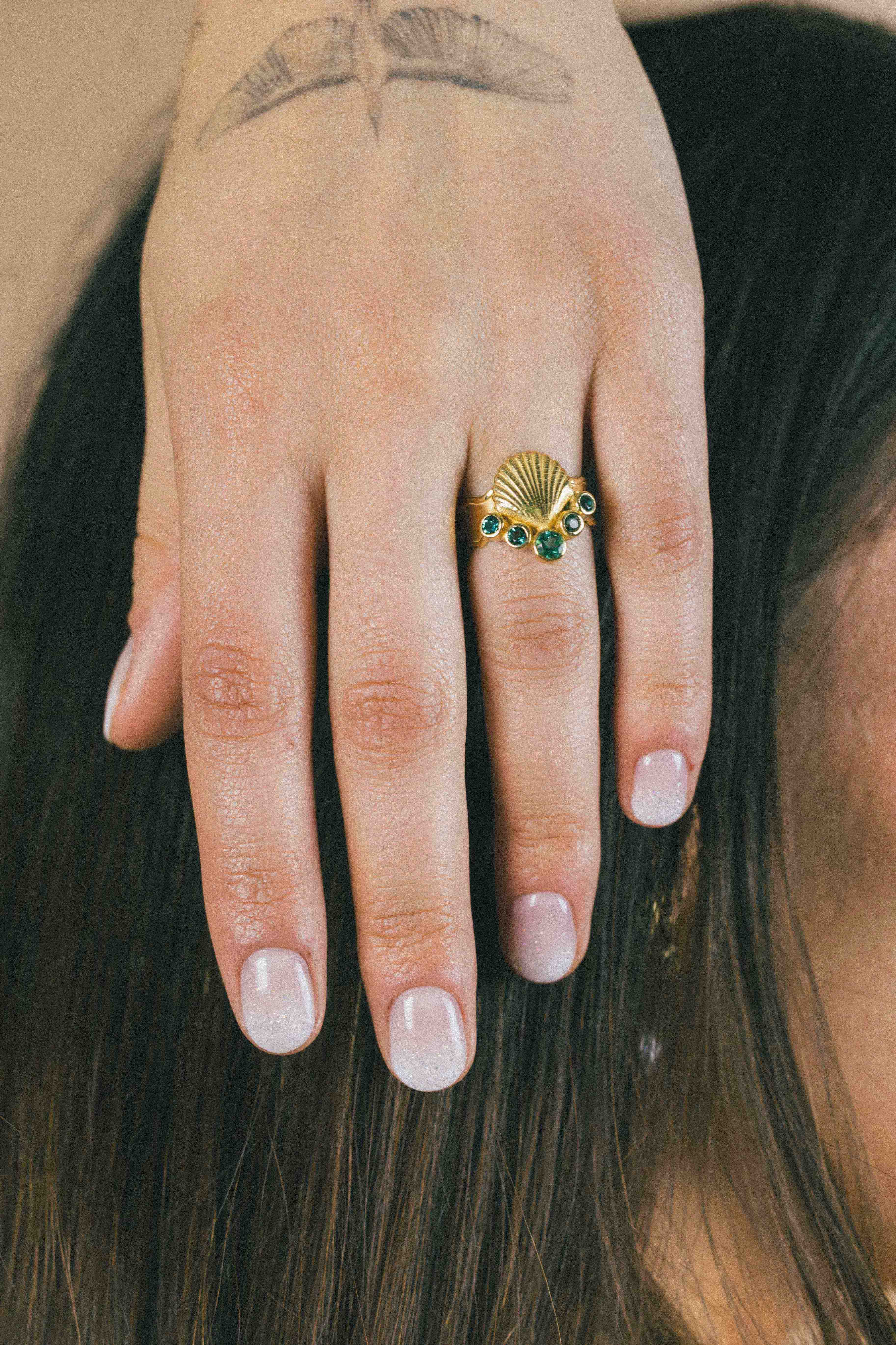 ANILLO CONMIISANKA GOLD DE CUARZO VERDE