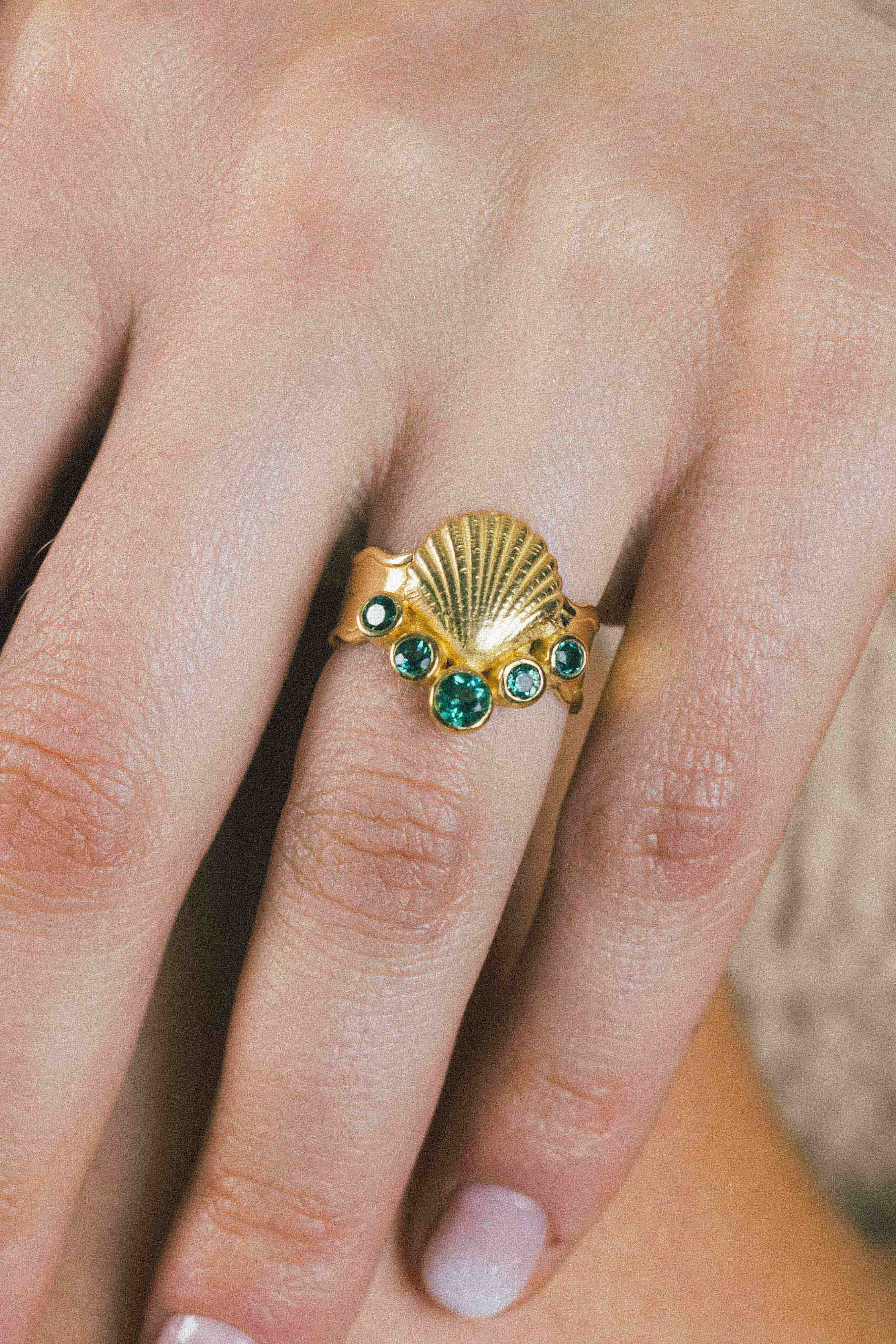 ANILLO CONMIISANKA GOLD DE CUARZO VERDE