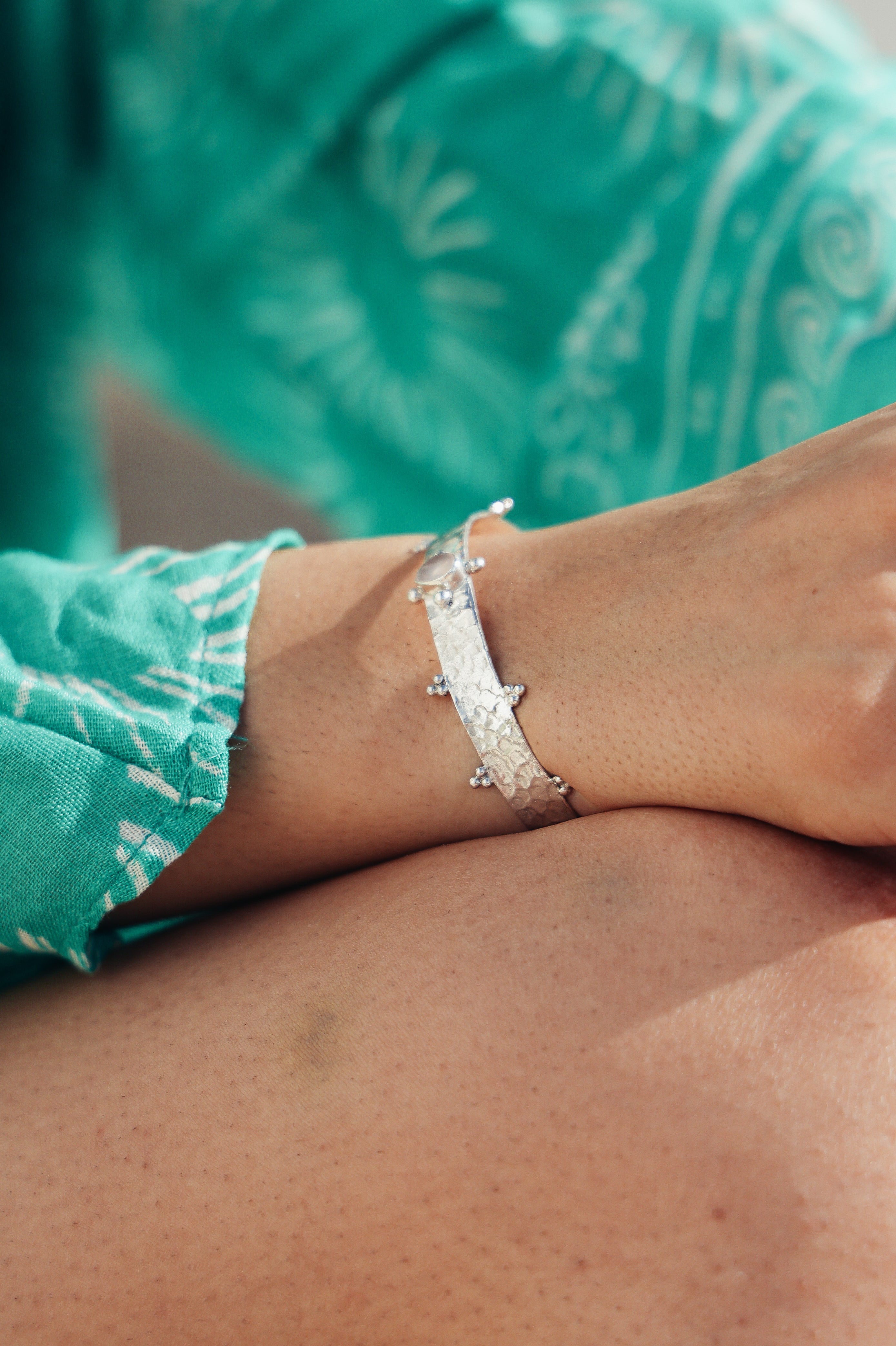 Pulsera esclava de plata y Cuarzo Rosa AZARA