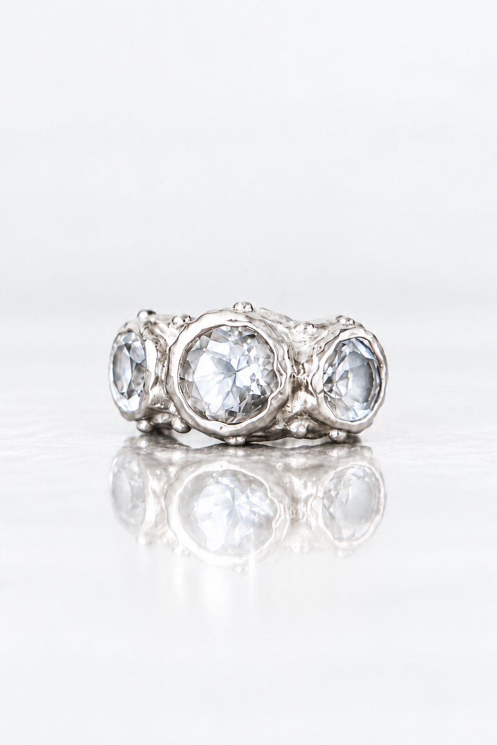 ARO EARCUFF SOLENE DE PLATA Y TOPACIO BLANCO