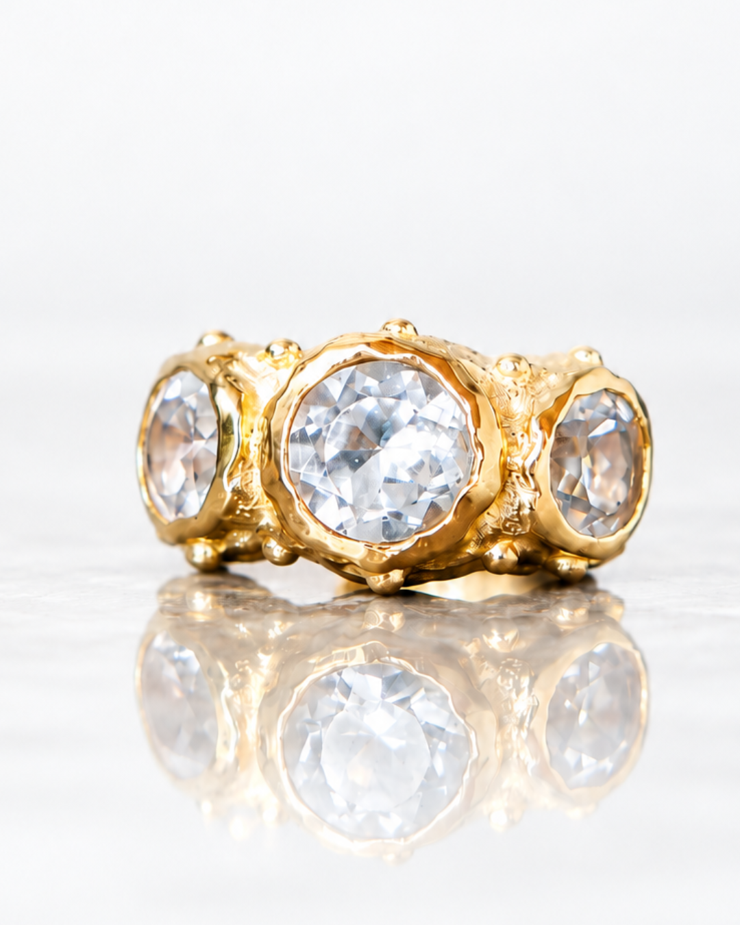 ARO EARCUFF SOLENE ORO Y TOPACIO BLANCO