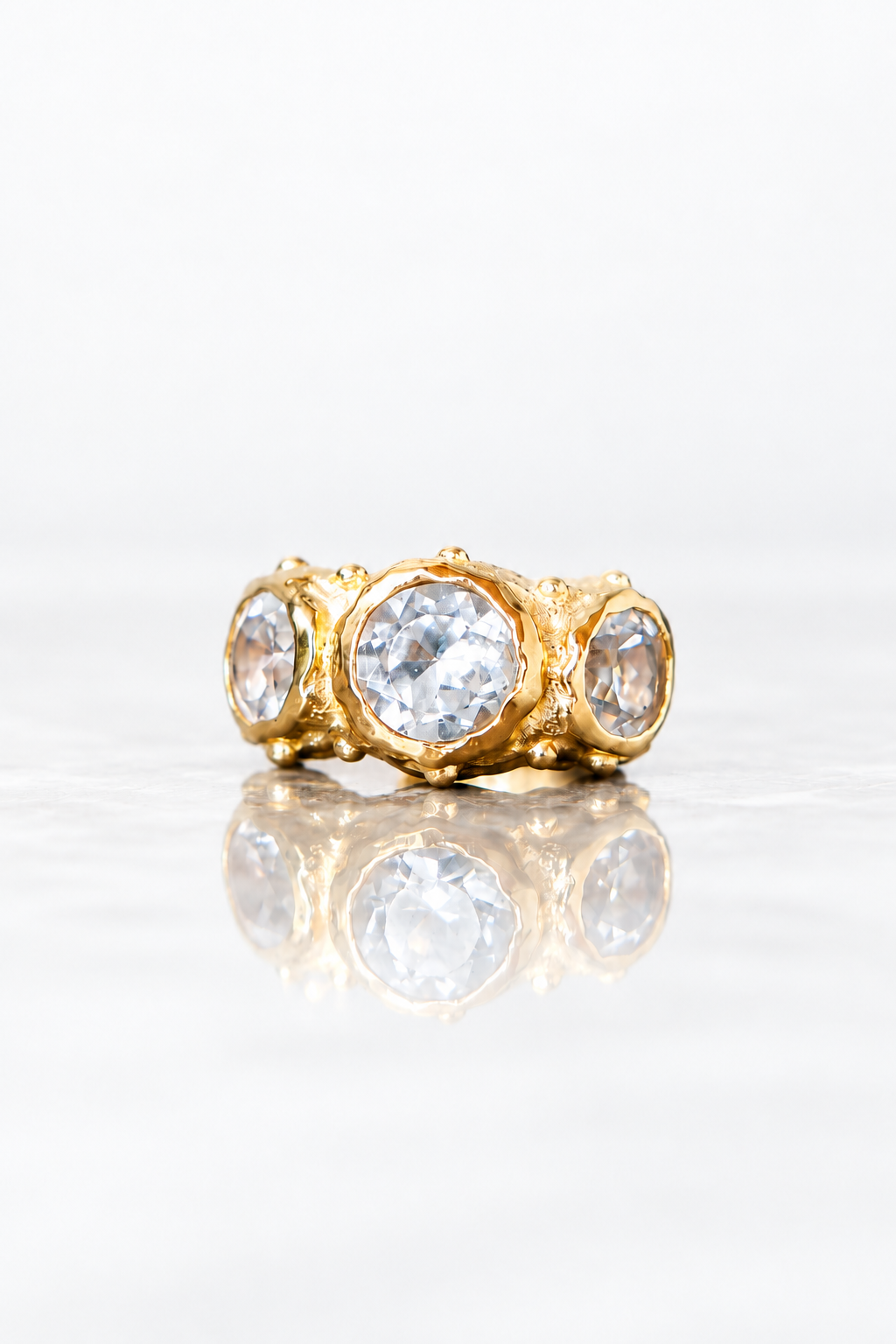 ARO EARCUFF SOLENE ORO Y TOPACIO BLANCO