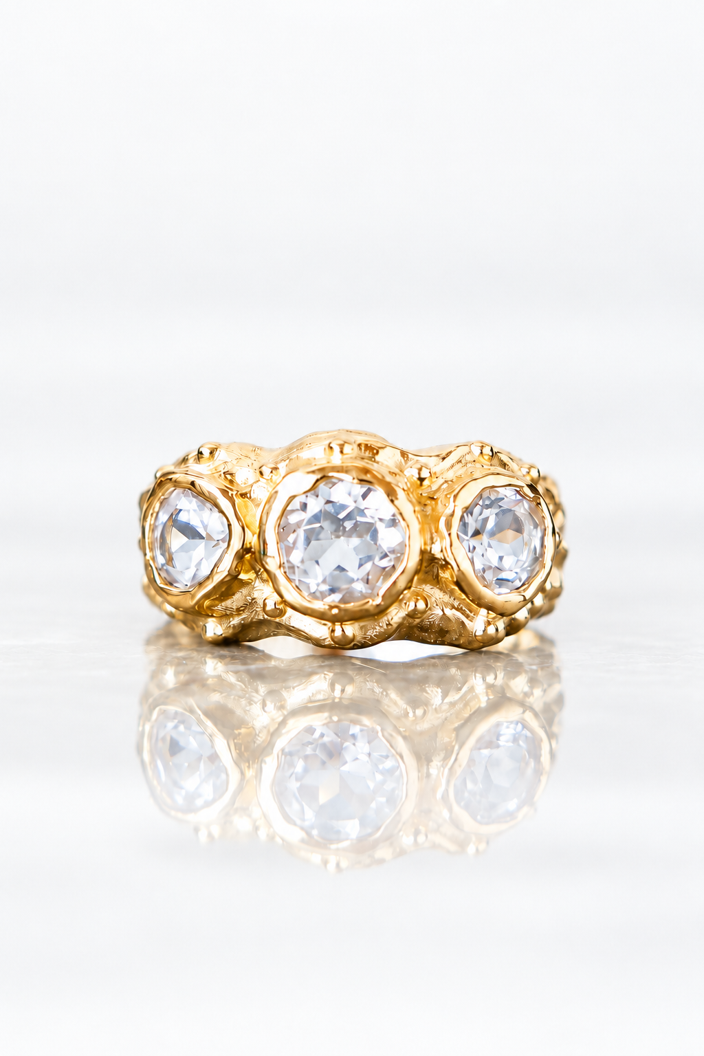 ANILLO SOLENE ORO Y TOPACIOS BLANCOS