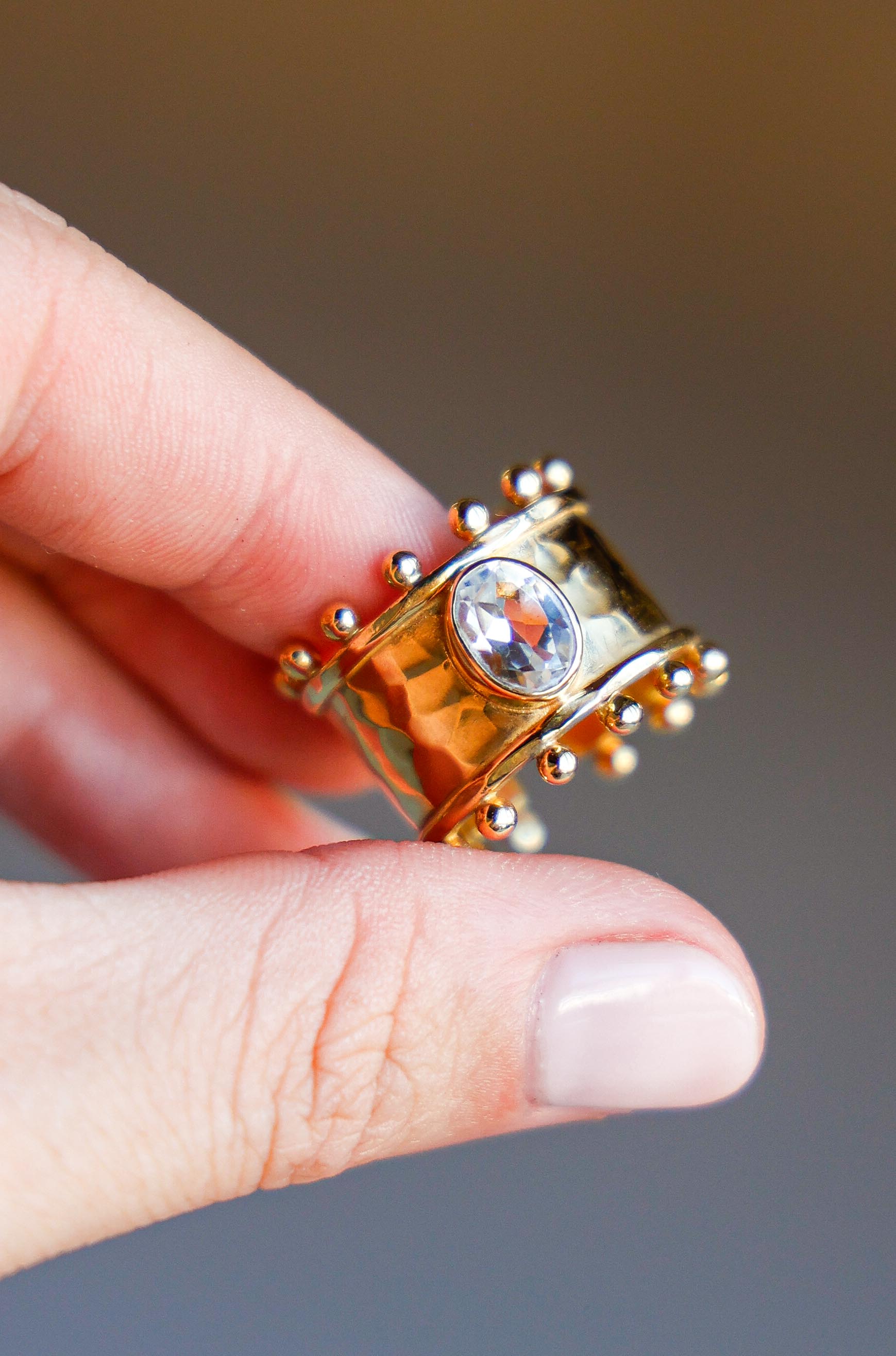 ANILLO ÉTER GOLD Y TOPACIO BLANCO
