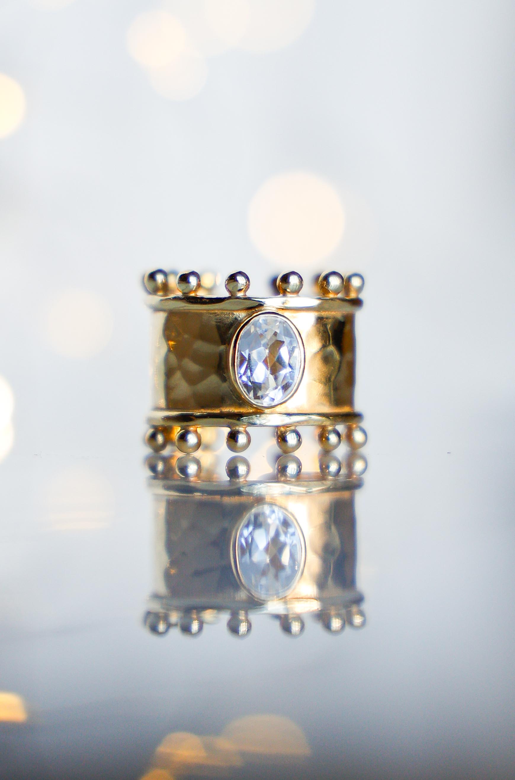 ANILLO ÉTER GOLD Y TOPACIO BLANCO