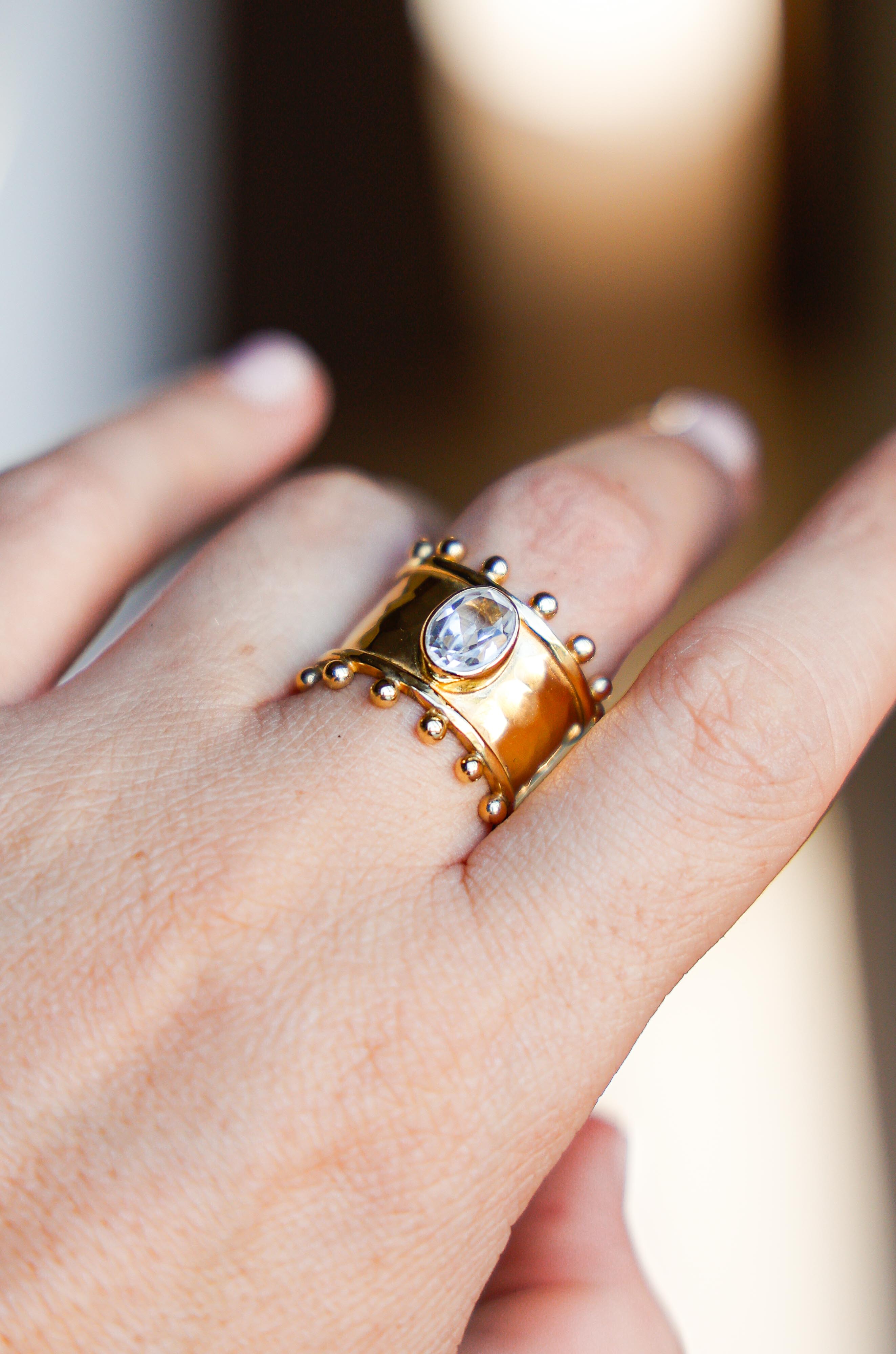 ANILLO ÉTER GOLD Y TOPACIO BLANCO
