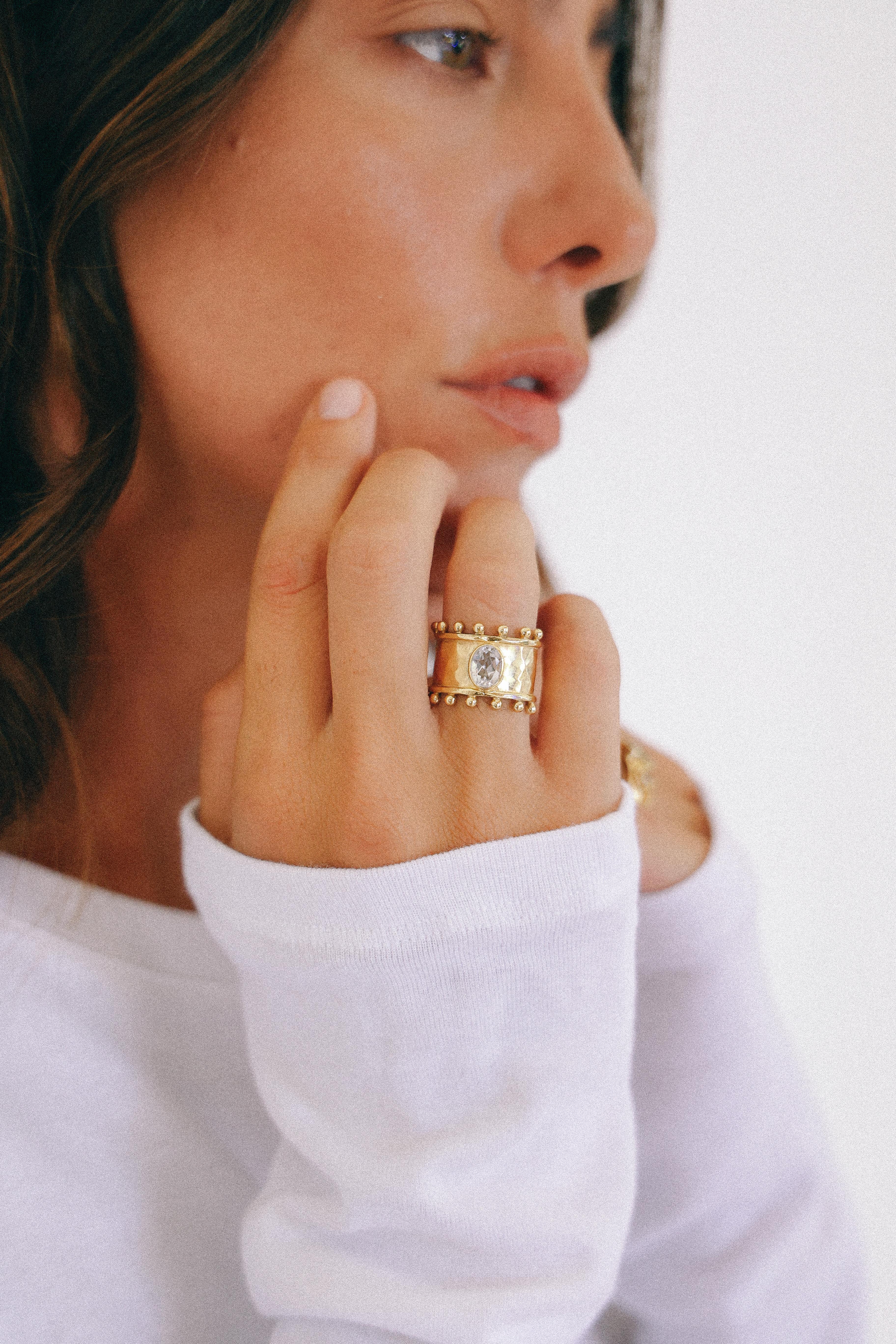 ANILLO ÉTER GOLD Y TOPACIO BLANCO