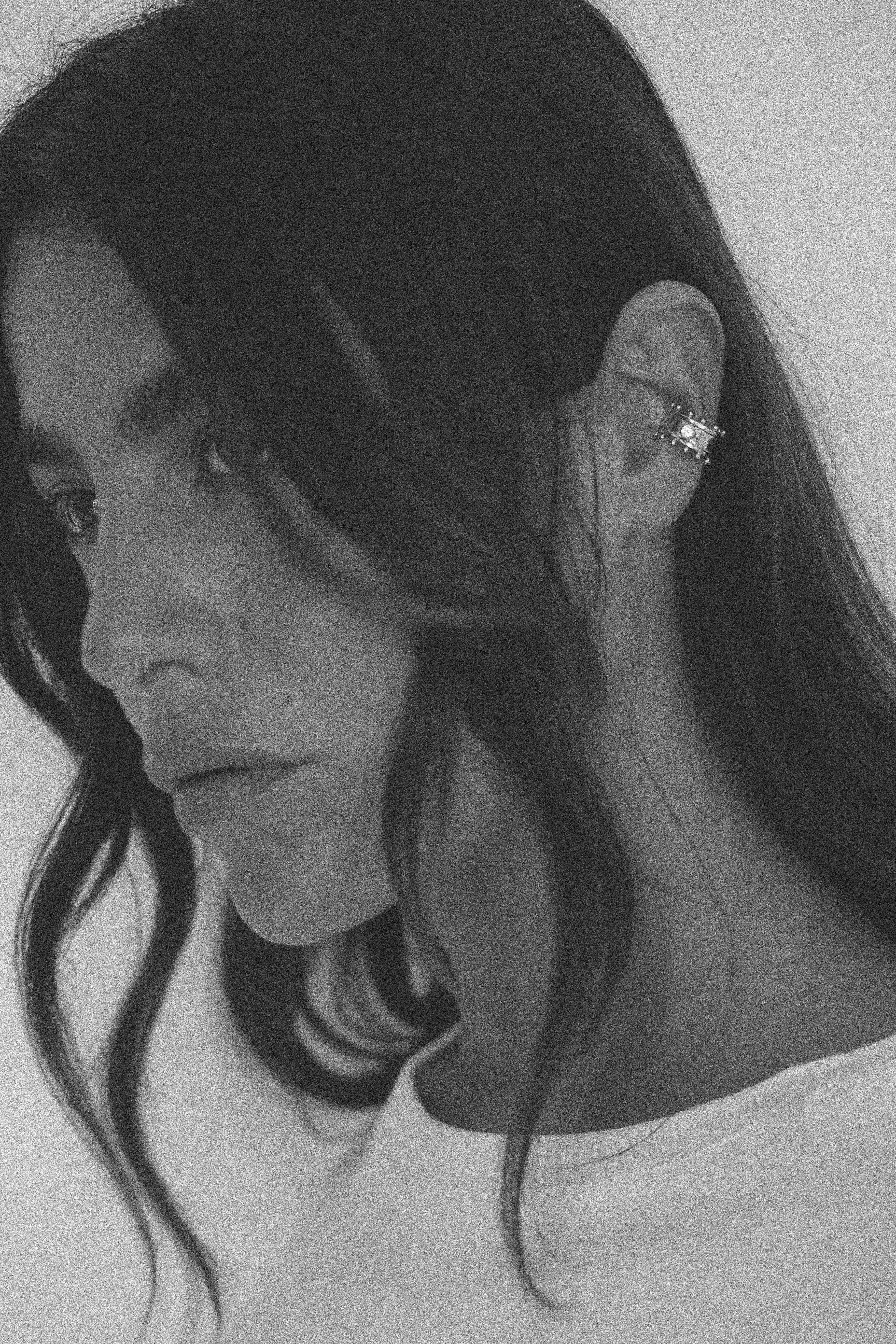 ARO EARCUFF ÉTER GOLD Y TOPACIO BLANCO