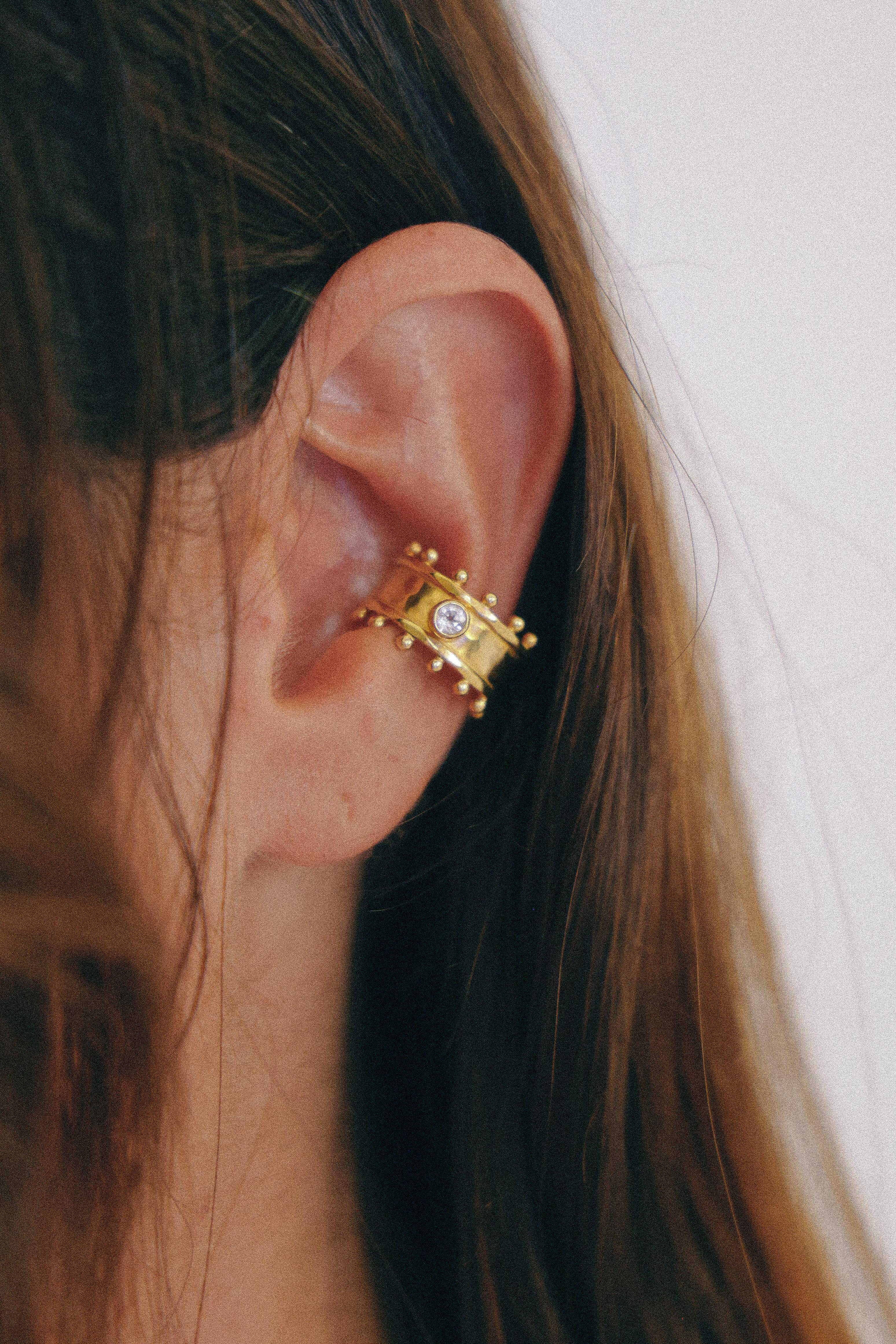 ARO EARCUFF ÉTER GOLD Y TOPACIO BLANCO
