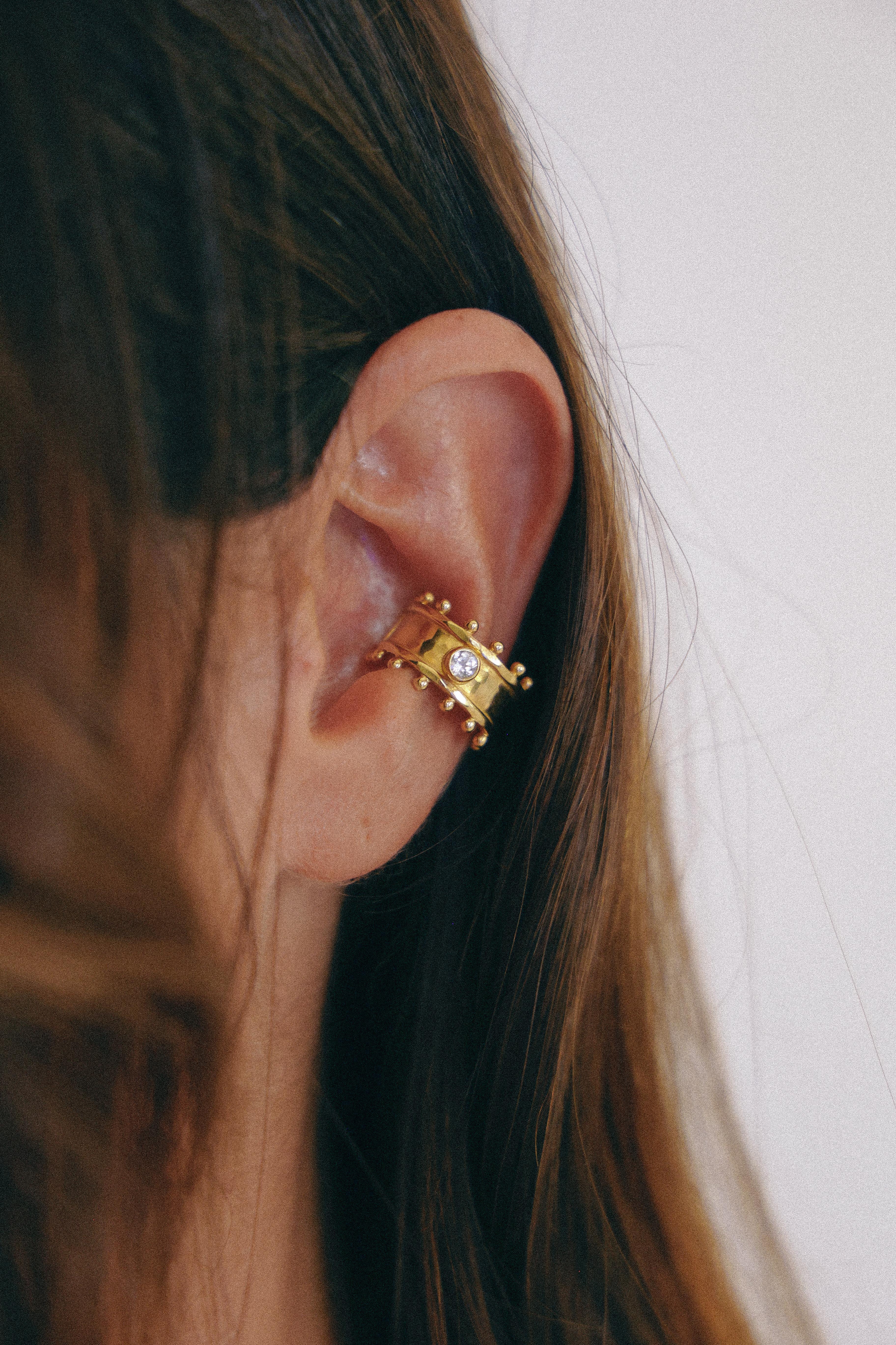 ARO EARCUFF ÉTER GOLD Y TOPACIO BLANCO