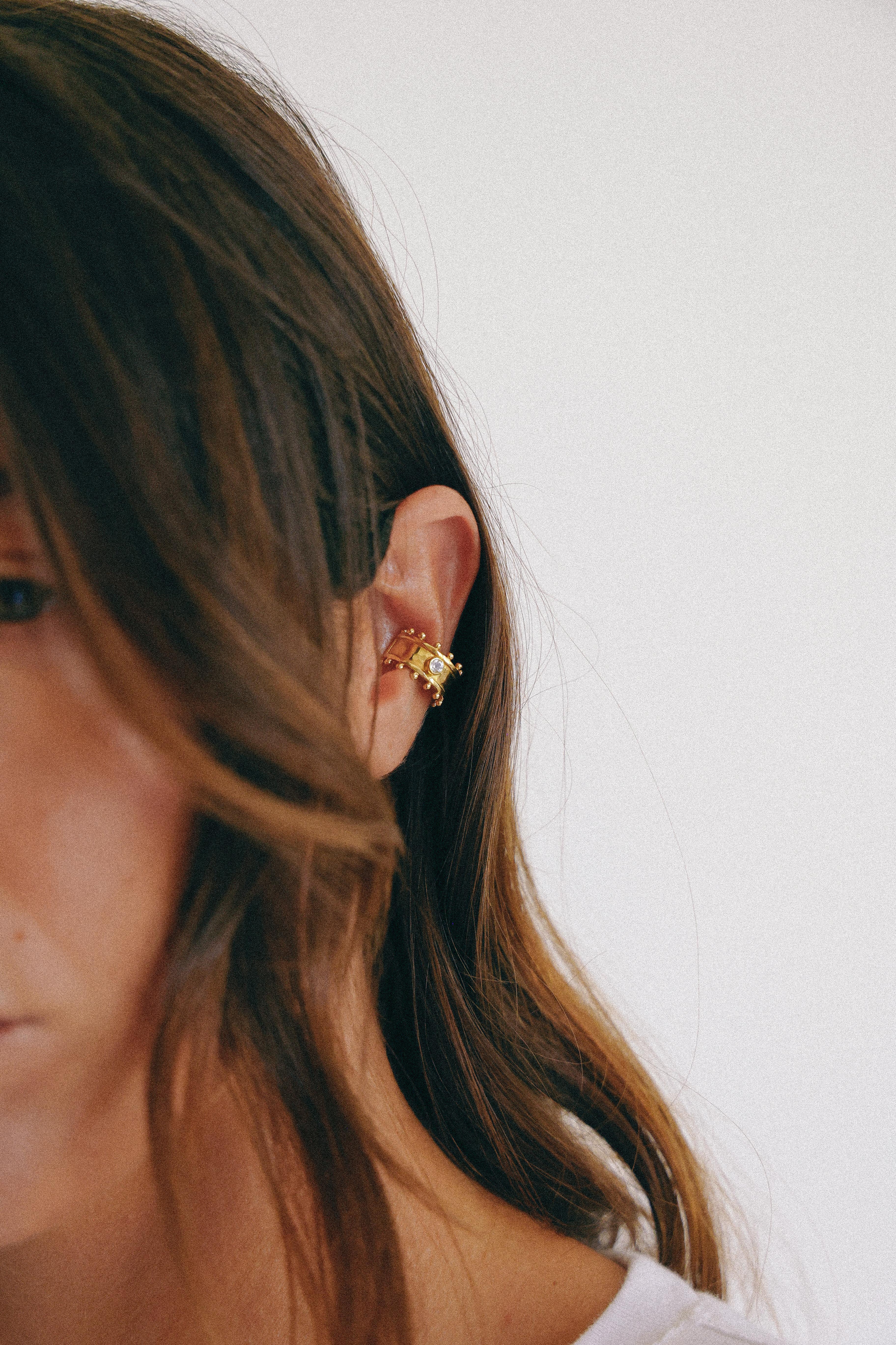 ARO EARCUFF ÉTER GOLD Y TOPACIO BLANCO