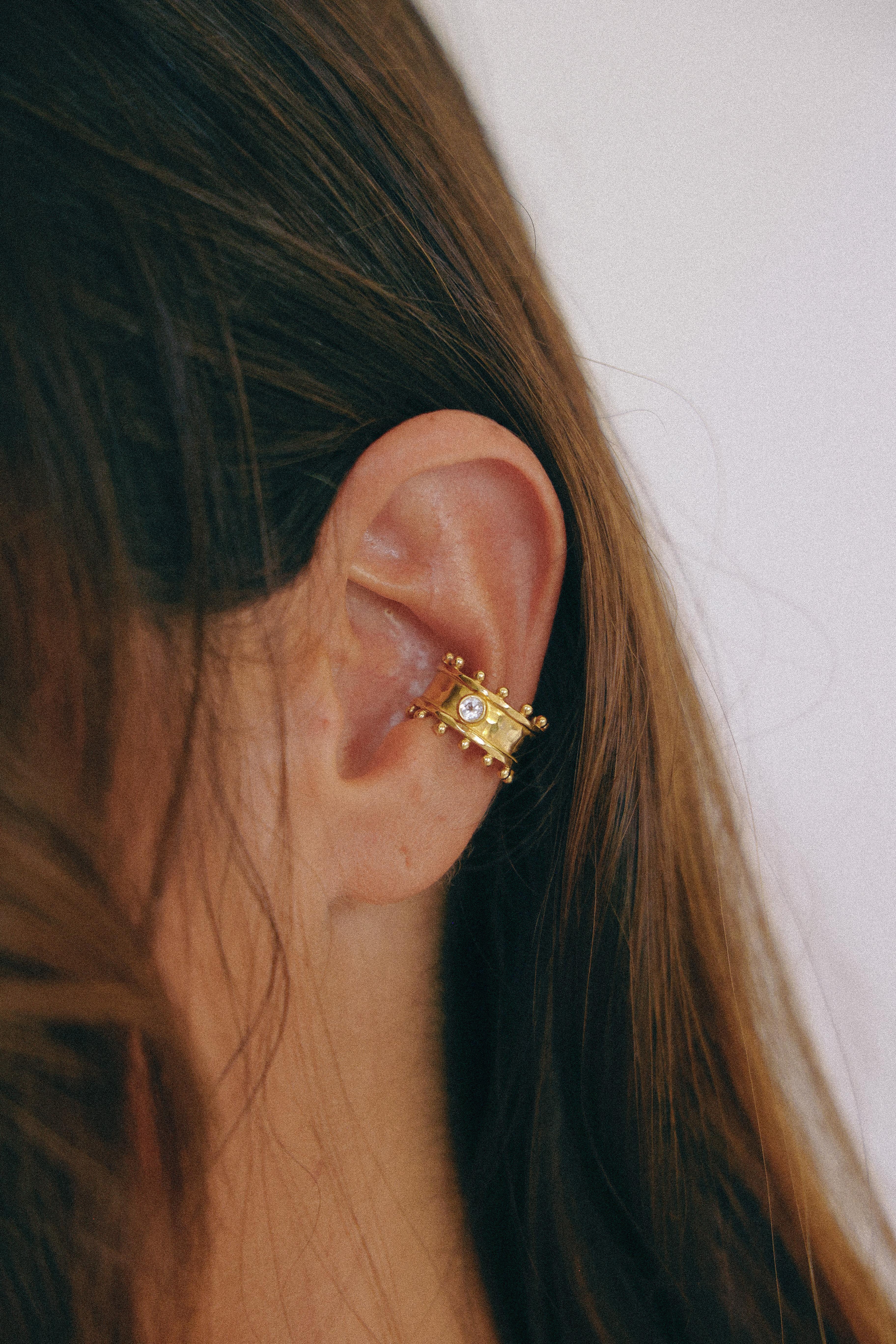 ARO EARCUFF ÉTER GOLD Y TOPACIO BLANCO