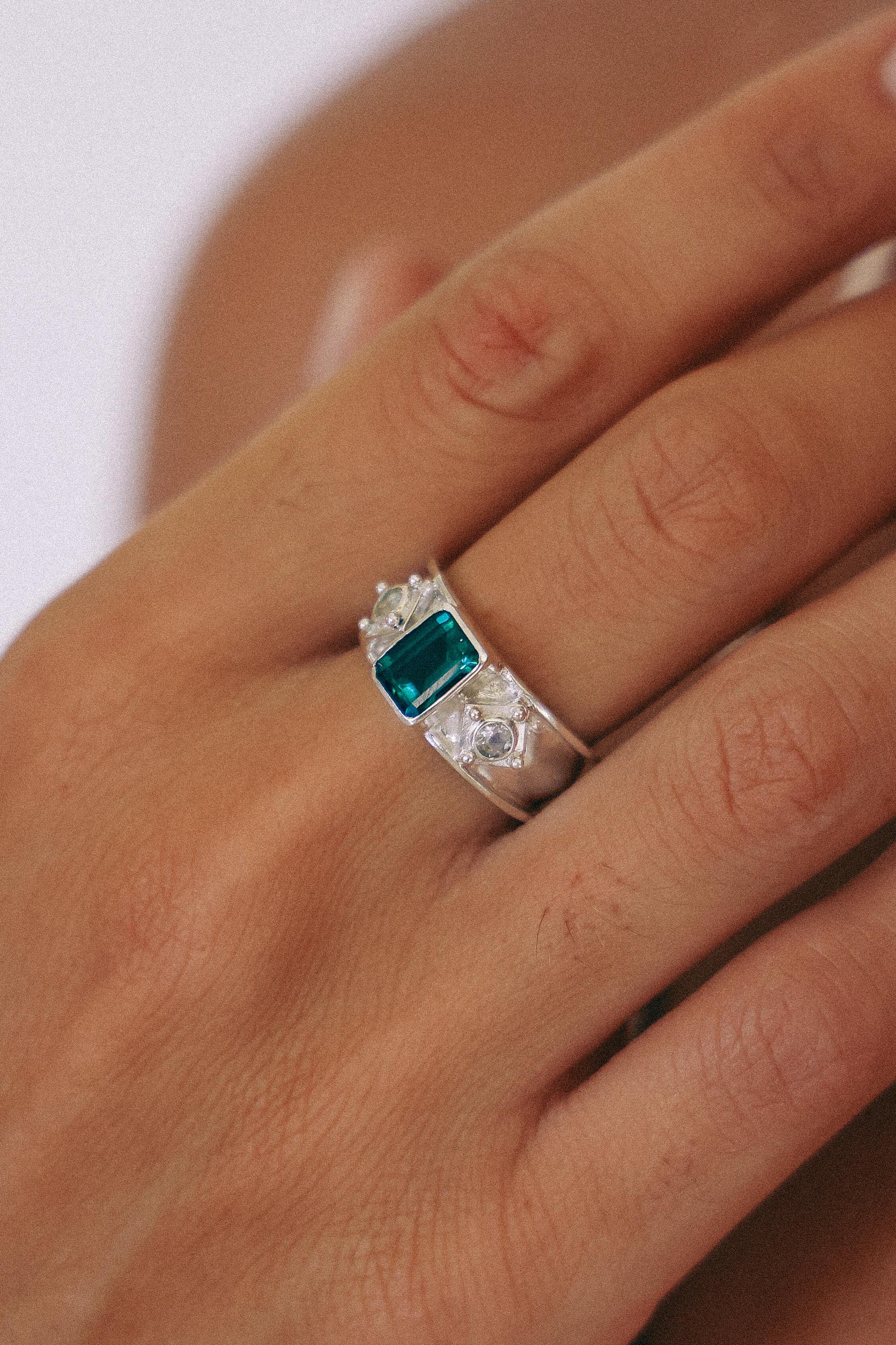 ANILLO AURORA DE PLATA Y CUARZO VERDE
