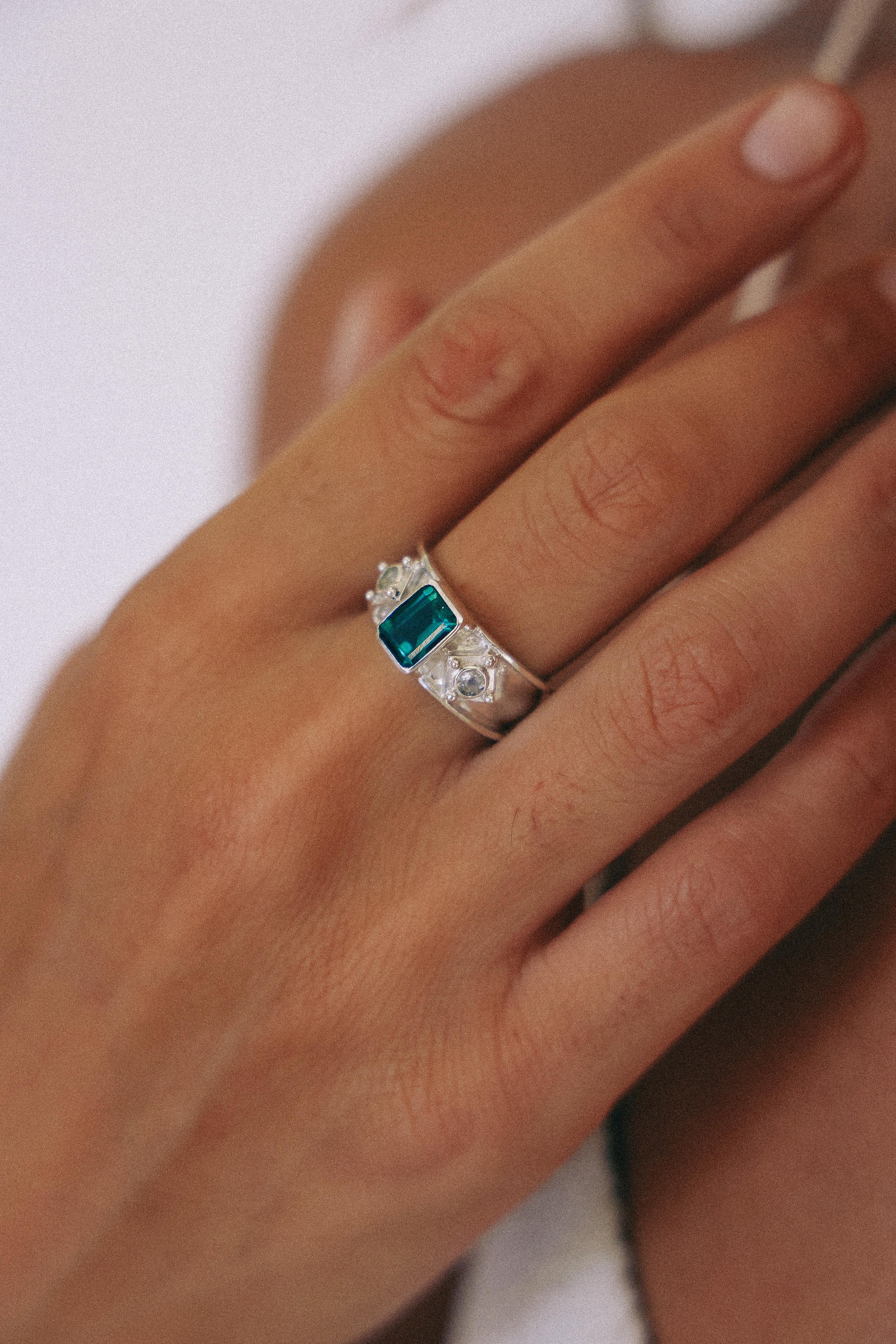 ANILLO AURORA DE PLATA Y CUARZO VERDE