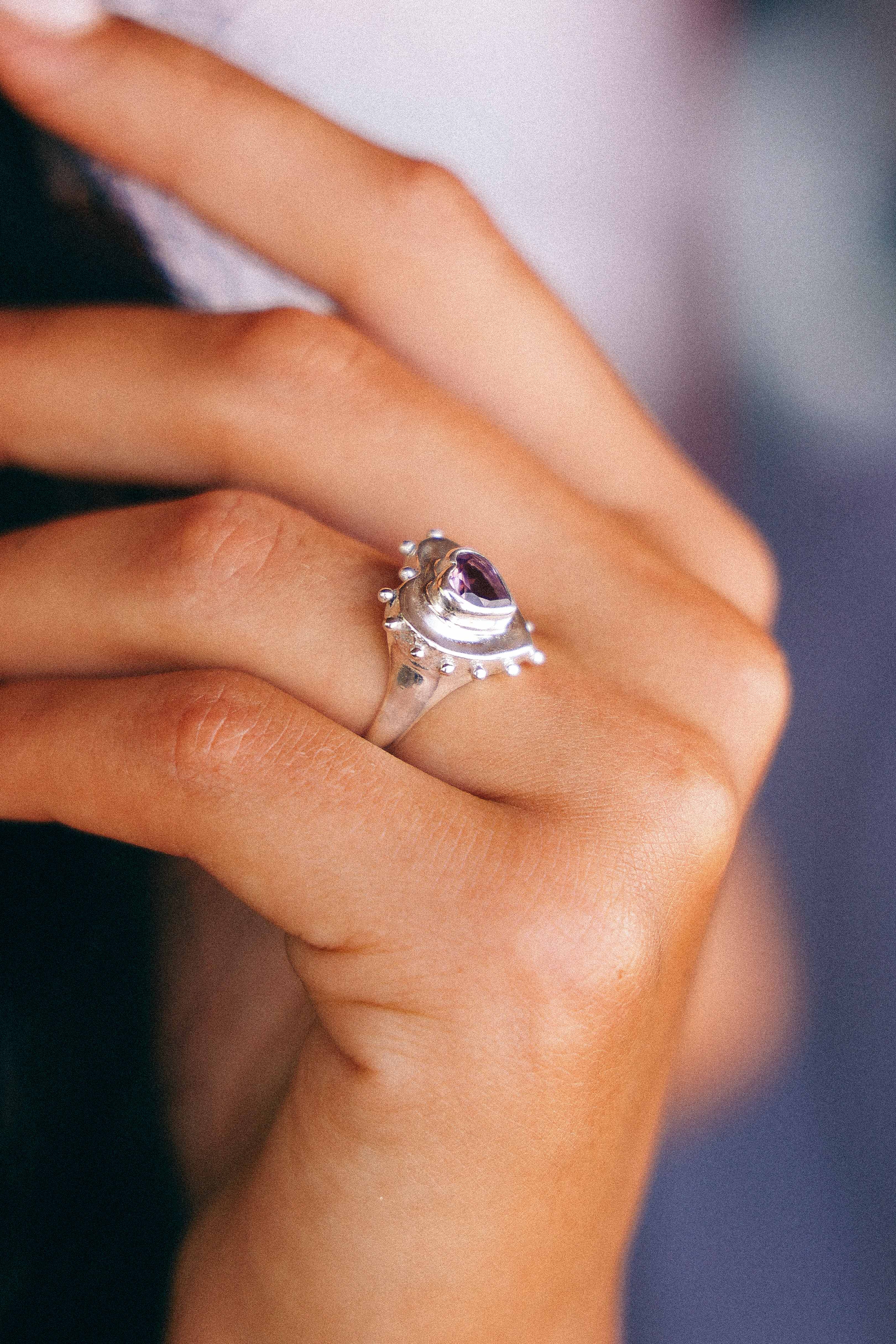 ANILLO CORAZON DE PLATA Y AMATISTA