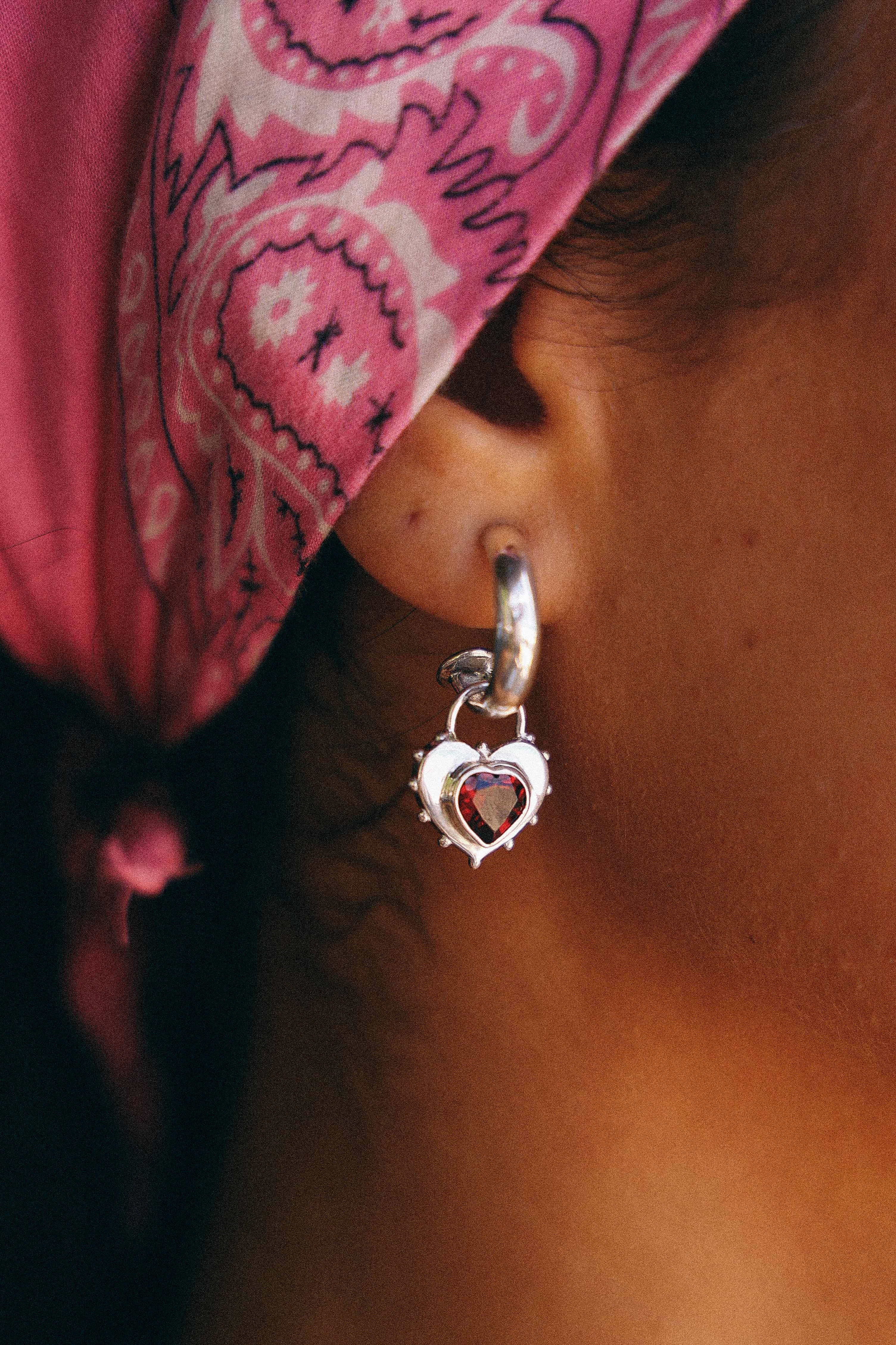 AROS CORAZON DE PLATA Y GRANATE