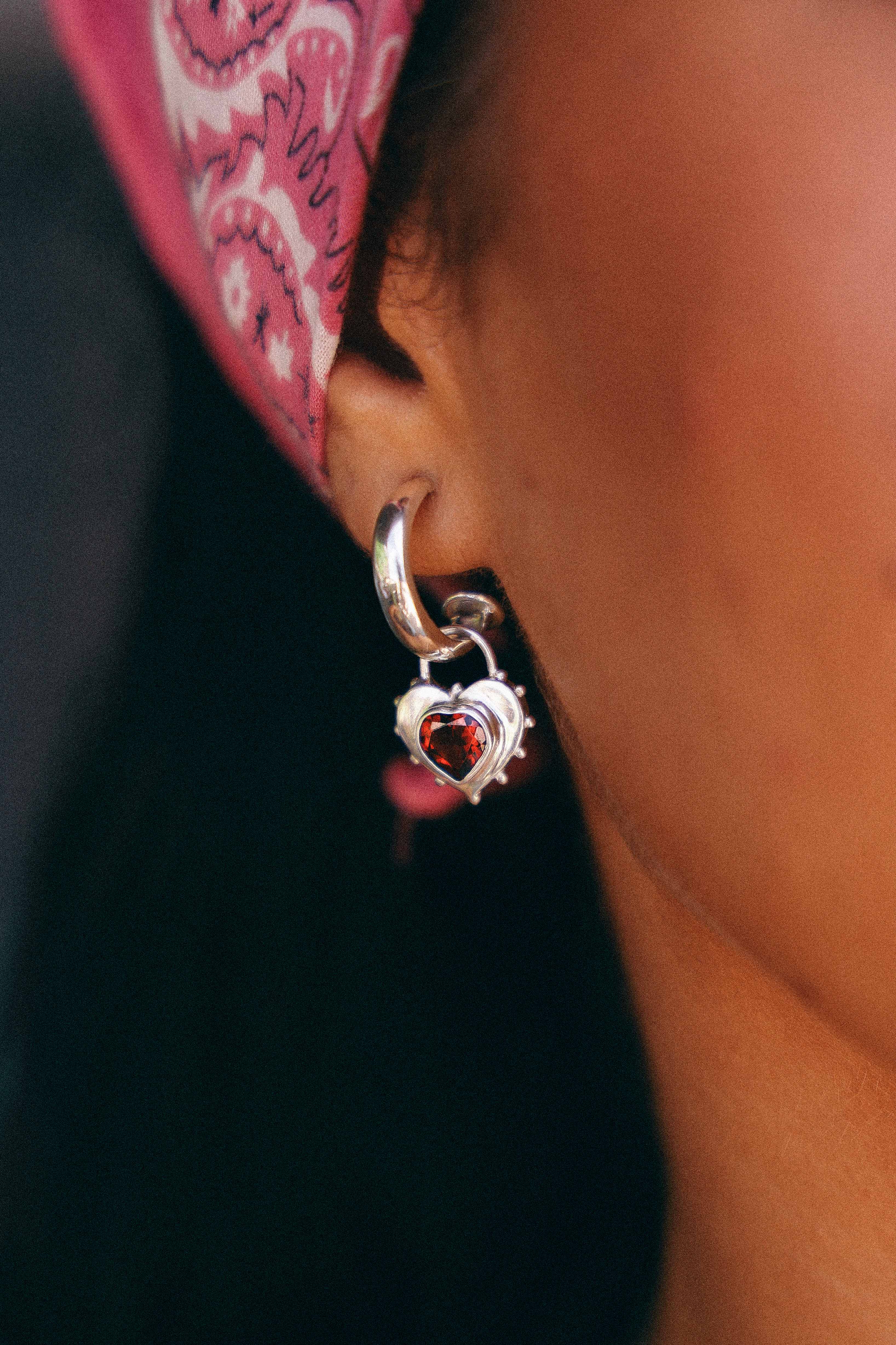 AROS CORAZON DE PLATA Y GRANATE