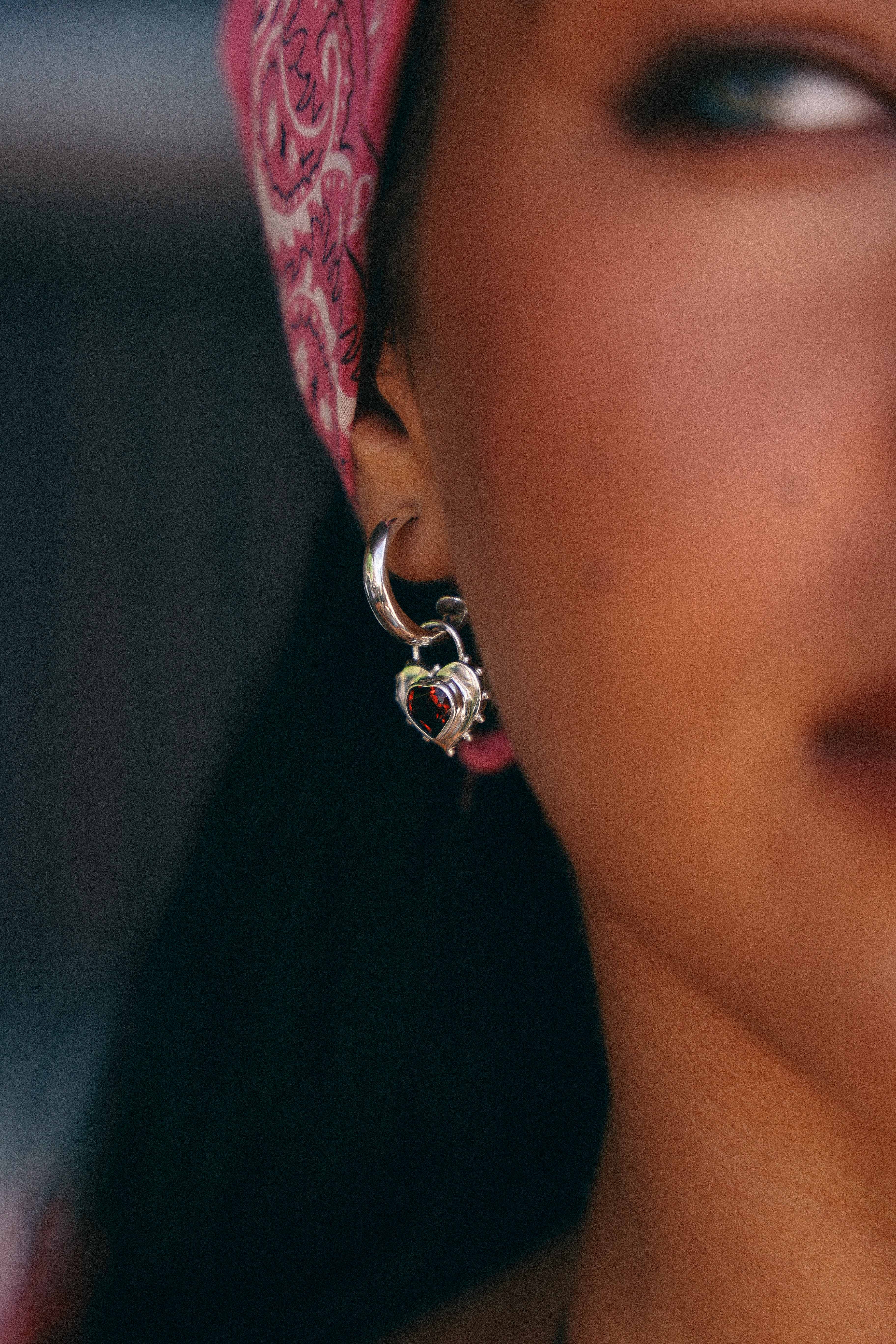 AROS CORAZON DE PLATA Y GRANATE