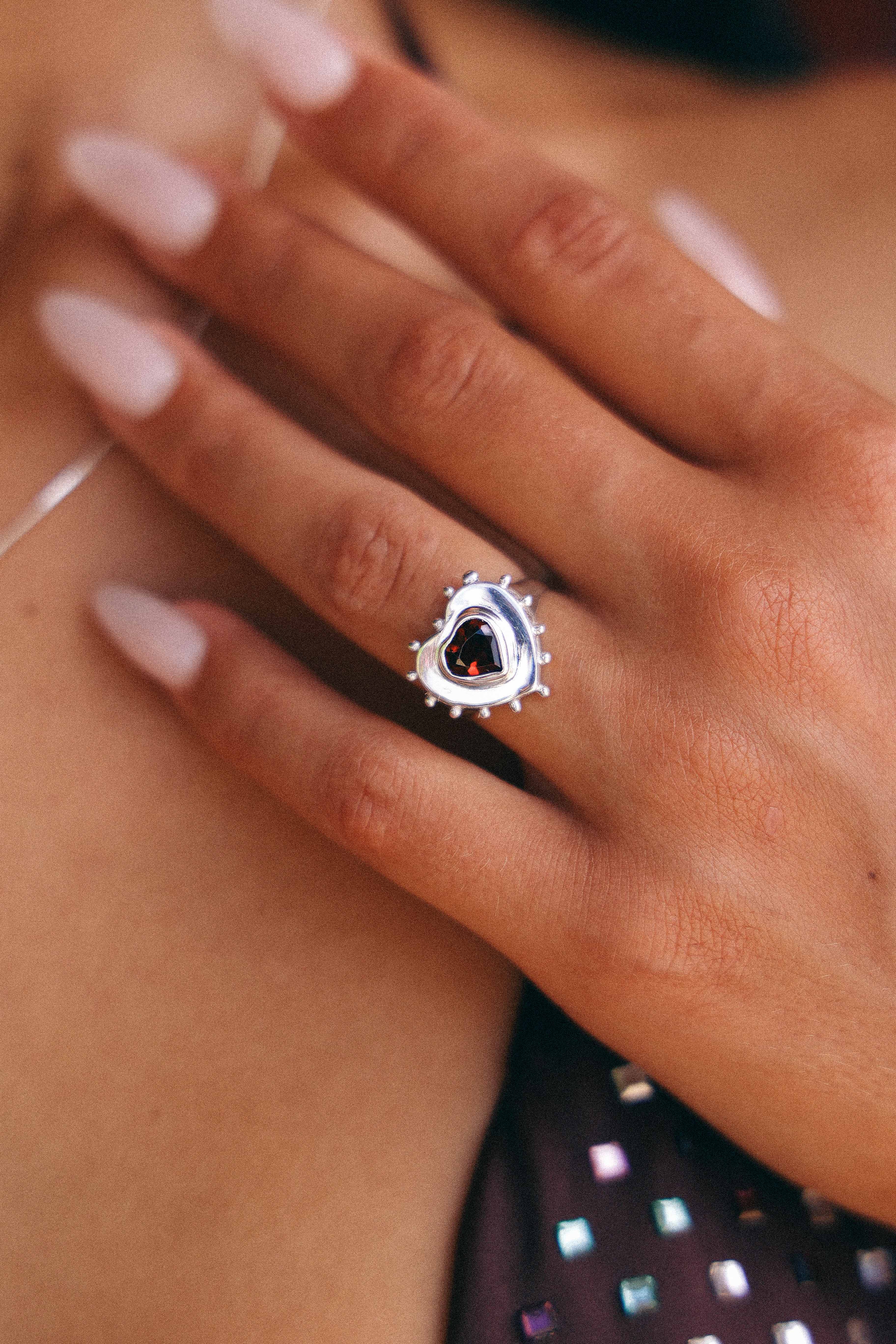 ANILLO CORAZON DE PLATA Y GRANATE