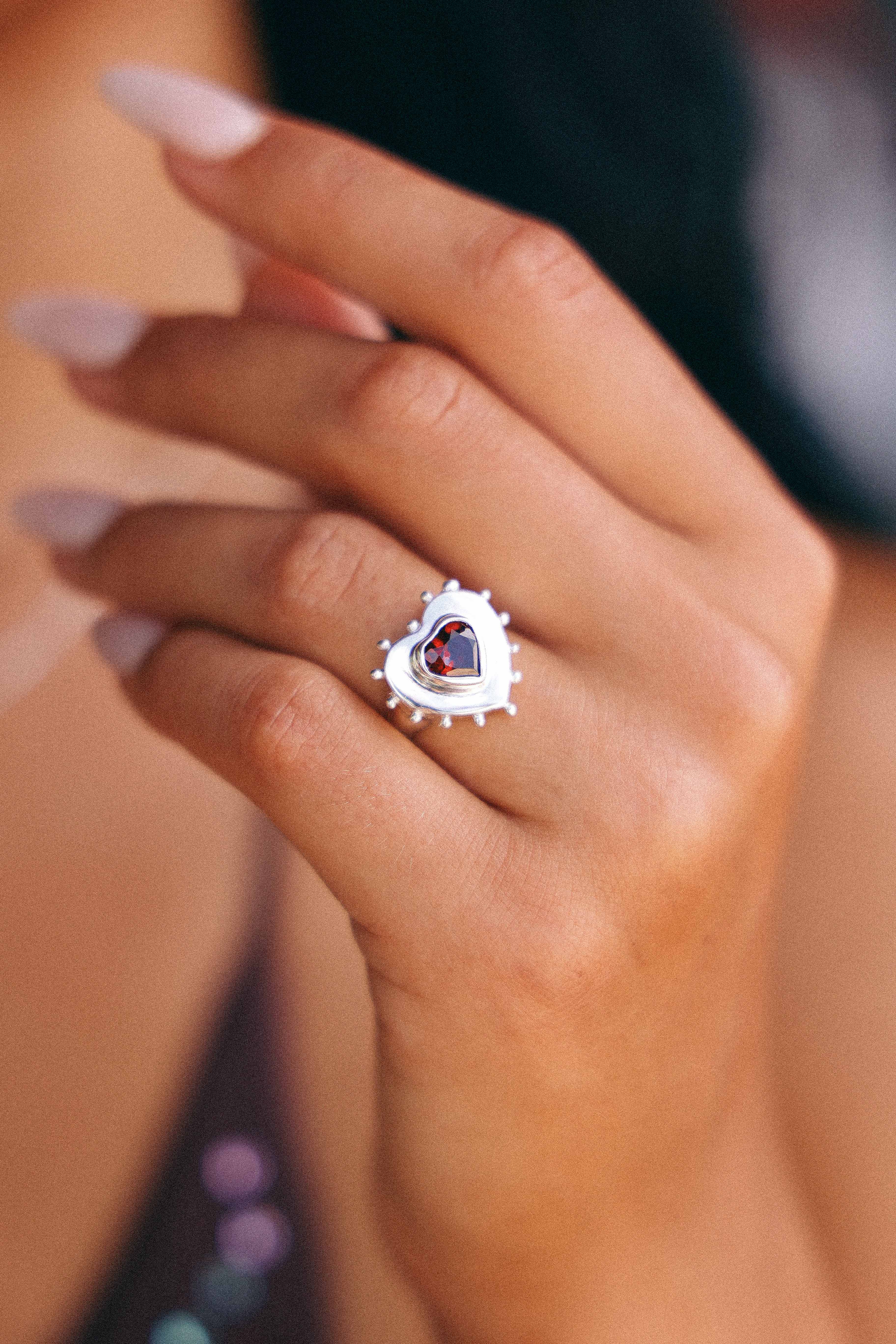 ANILLO CORAZON DE PLATA Y GRANATE