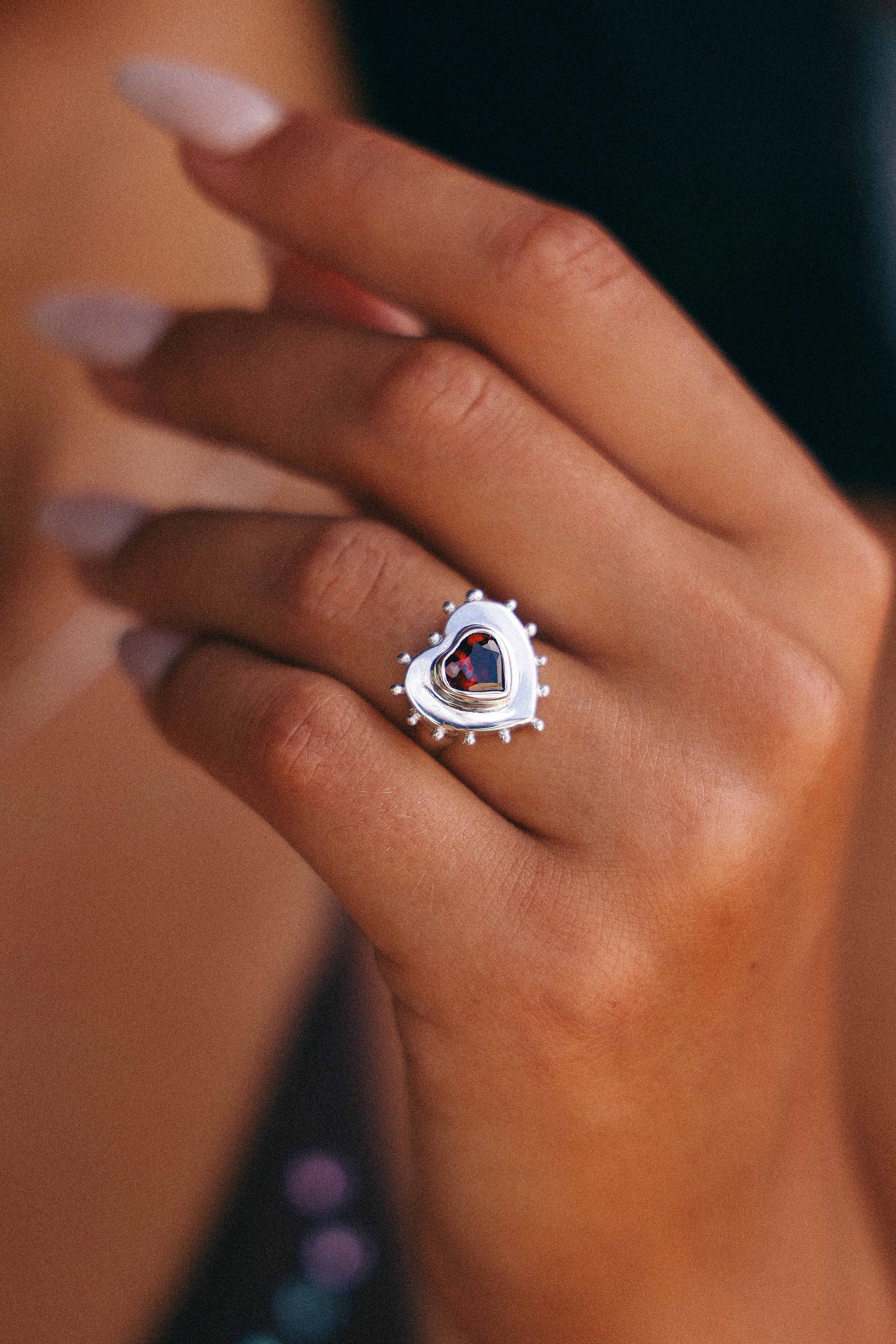 ANILLO CORAZON DE PLATA Y GRANATE