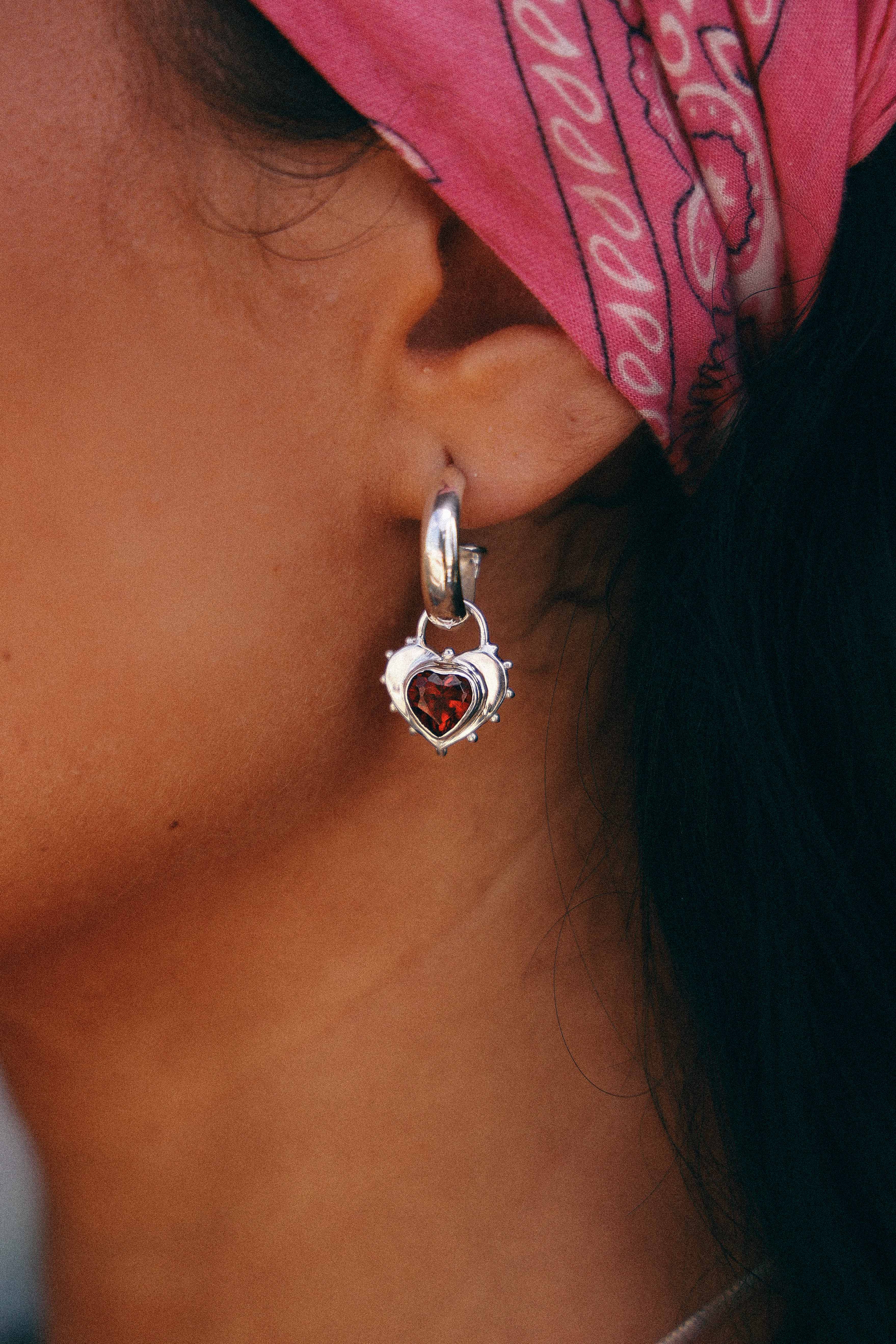 AROS CORAZON DE PLATA Y GRANATE