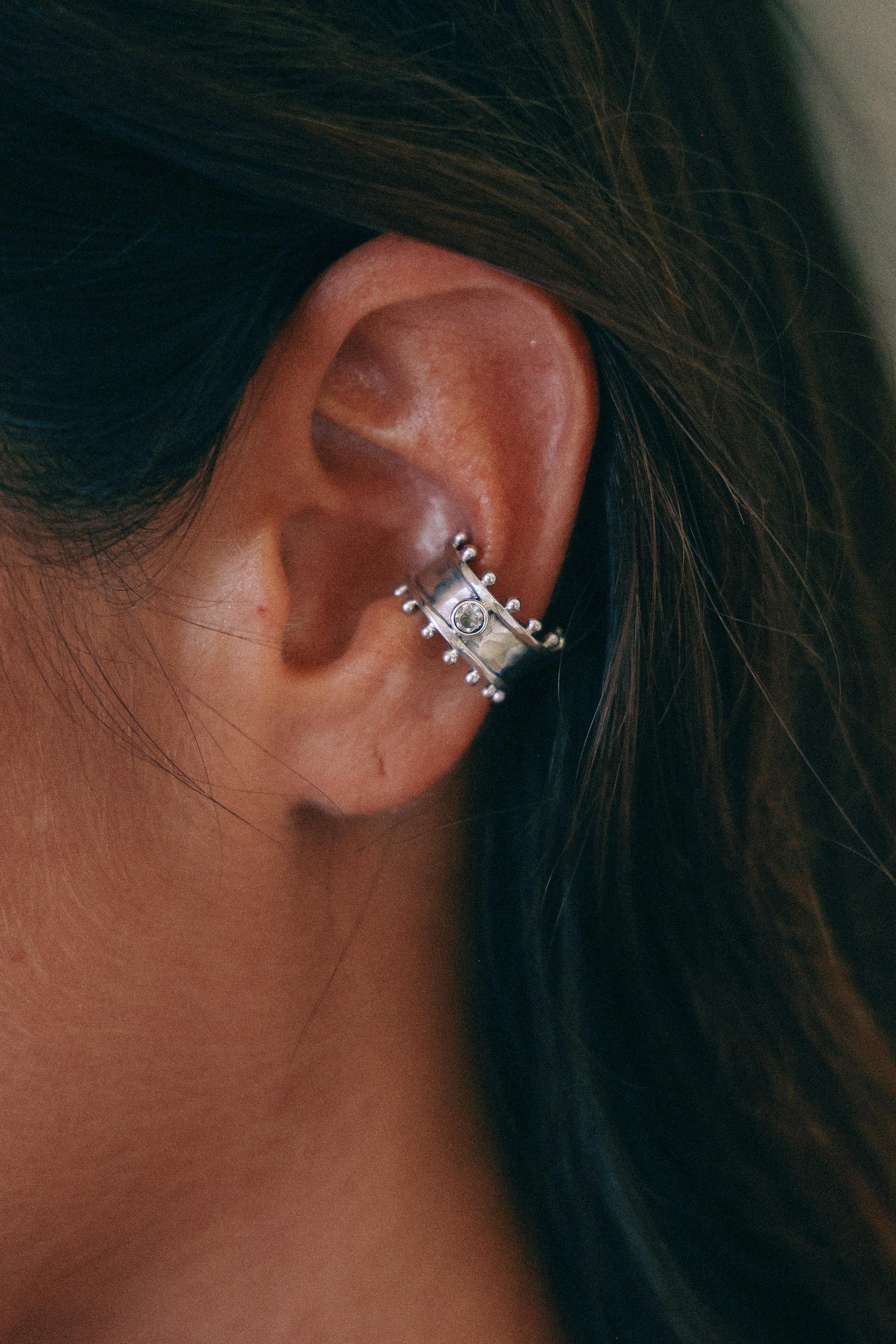 ARO EARCUFF ÉTER DE PLATA TOPACIO BLANCO