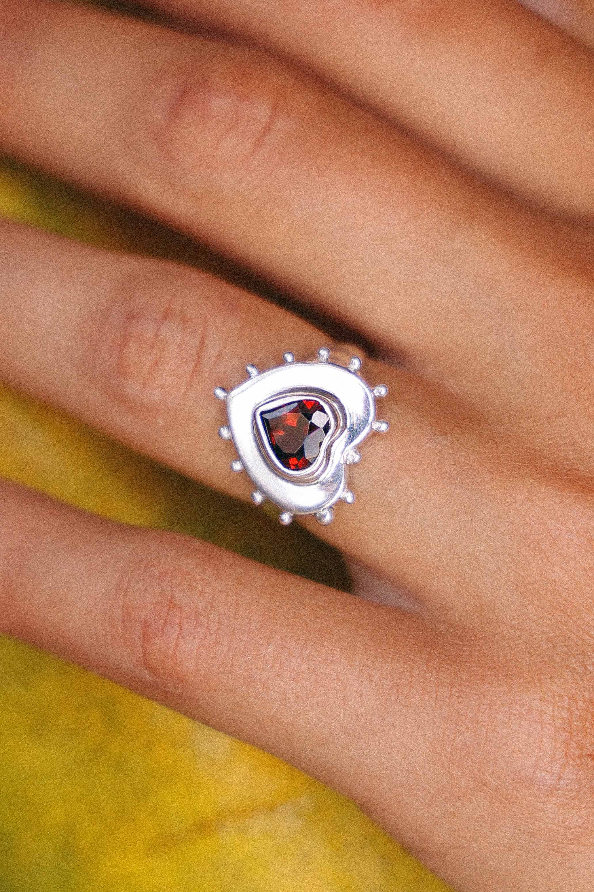 ANILLO CORAZON DE PLATA Y GRANATE