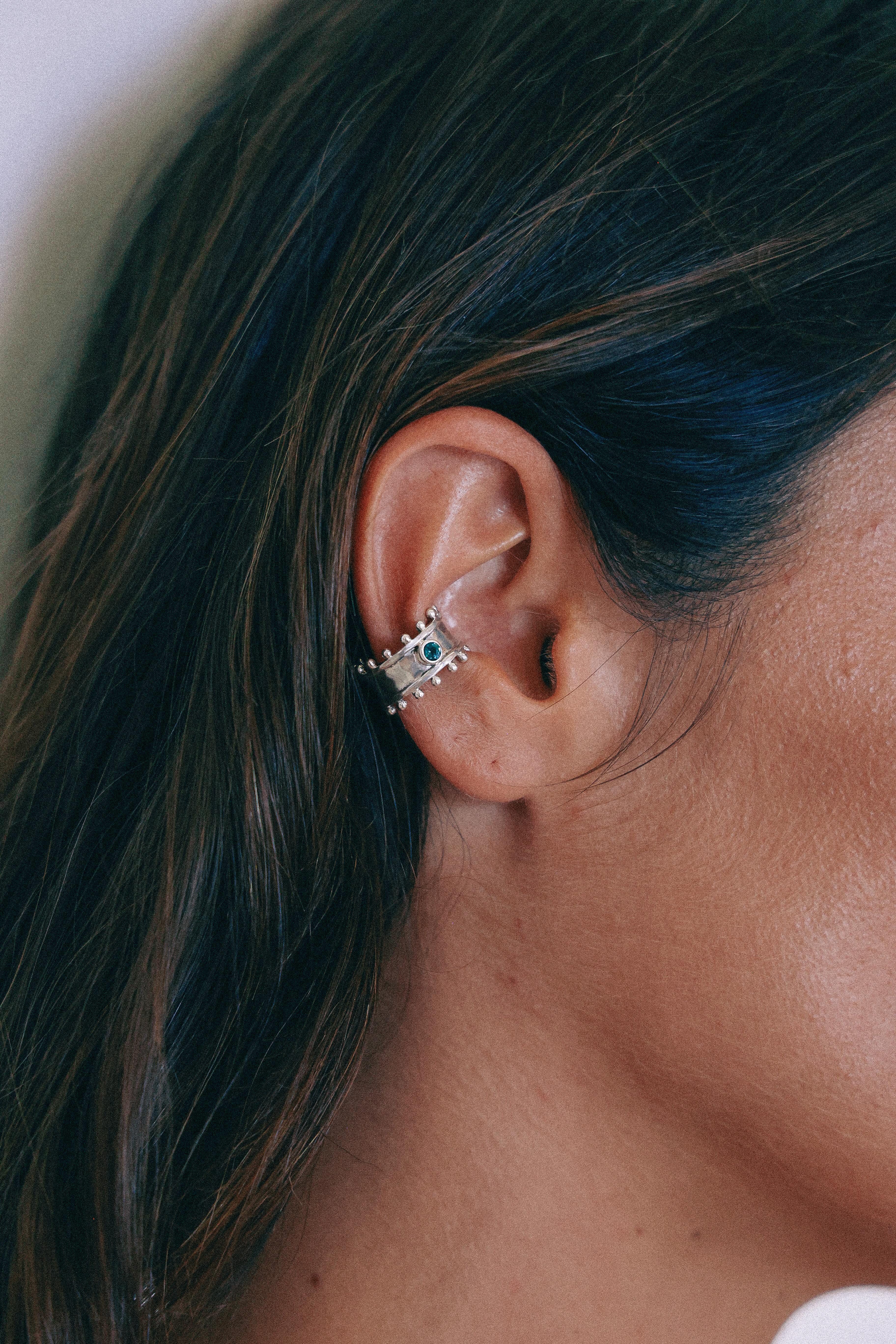 ARO EARCUFF ÉTER DE PLATA Y CUARZO VERDE