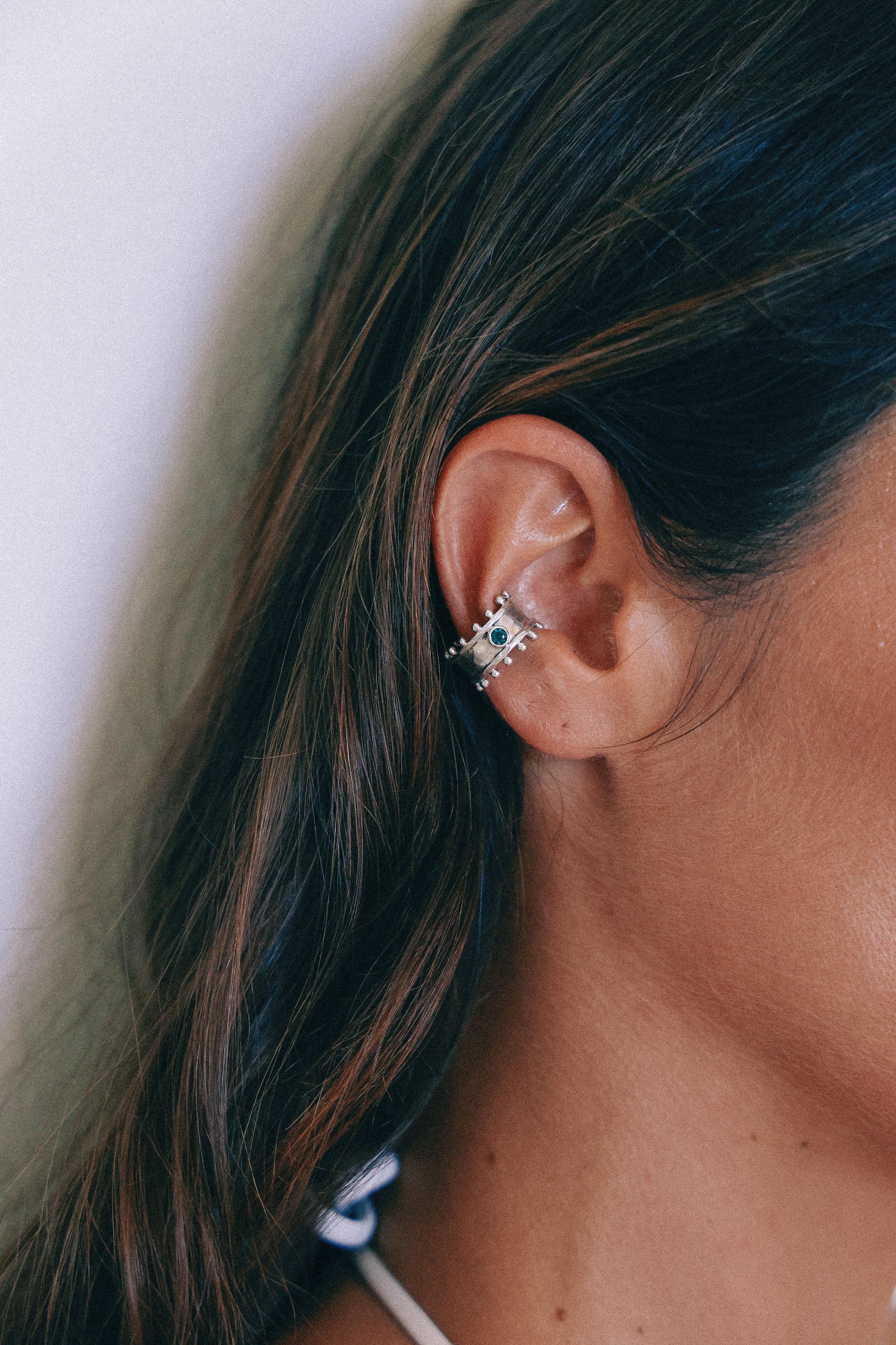 ARO EARCUFF ÉTER DE PLATA Y CUARZO VERDE