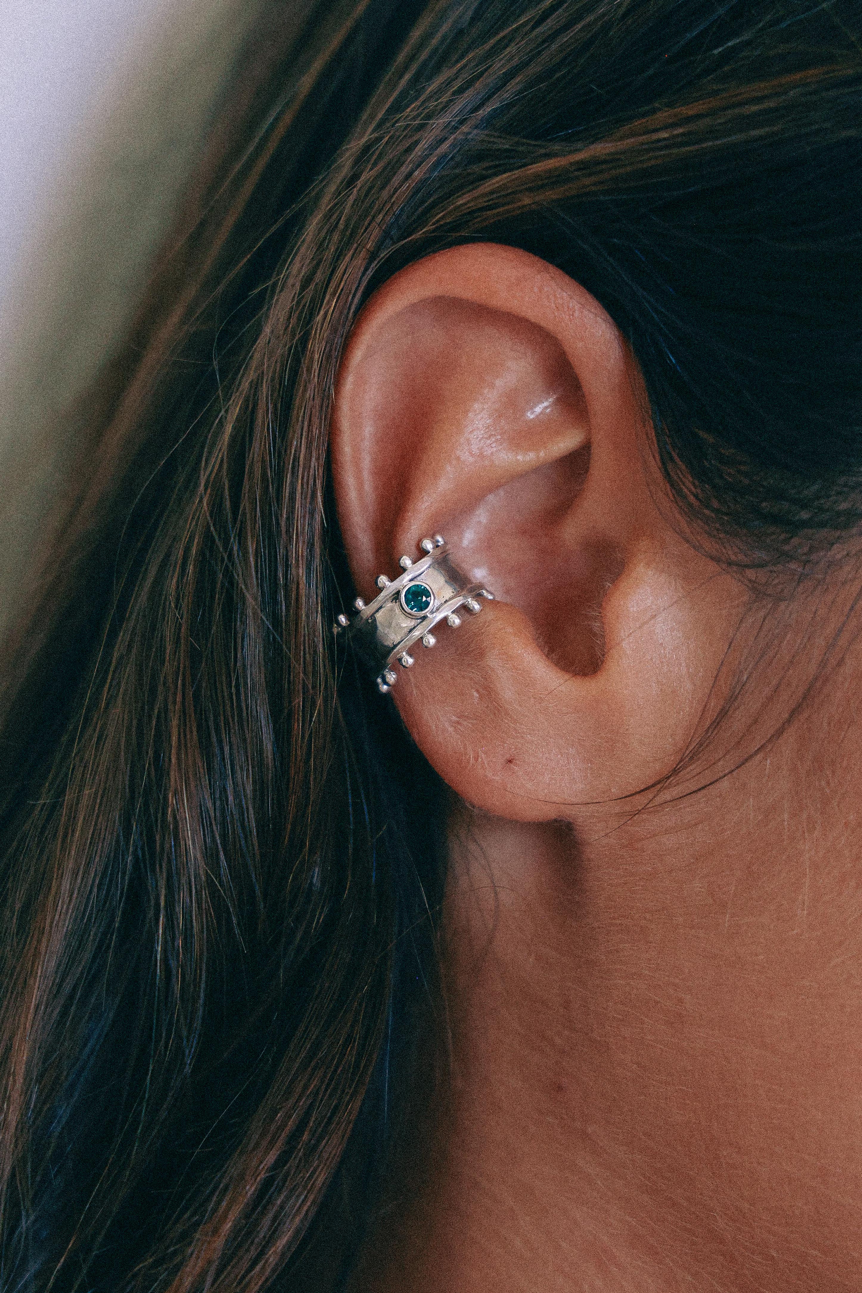 ARO EARCUFF ÉTER DE PLATA Y CUARZO VERDE