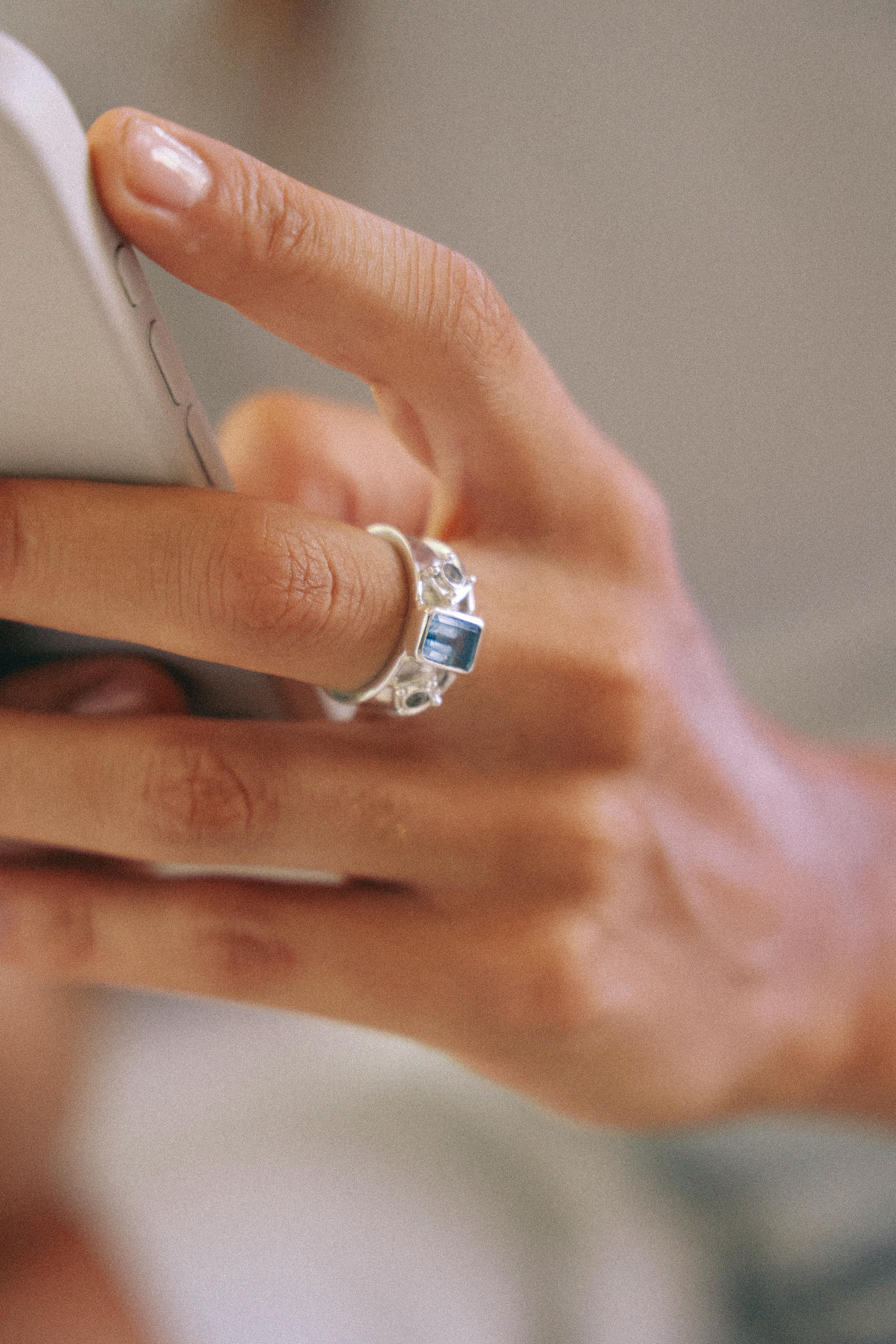 ANILLO AURORA DE PLATA Y TOPACIO CELESTE