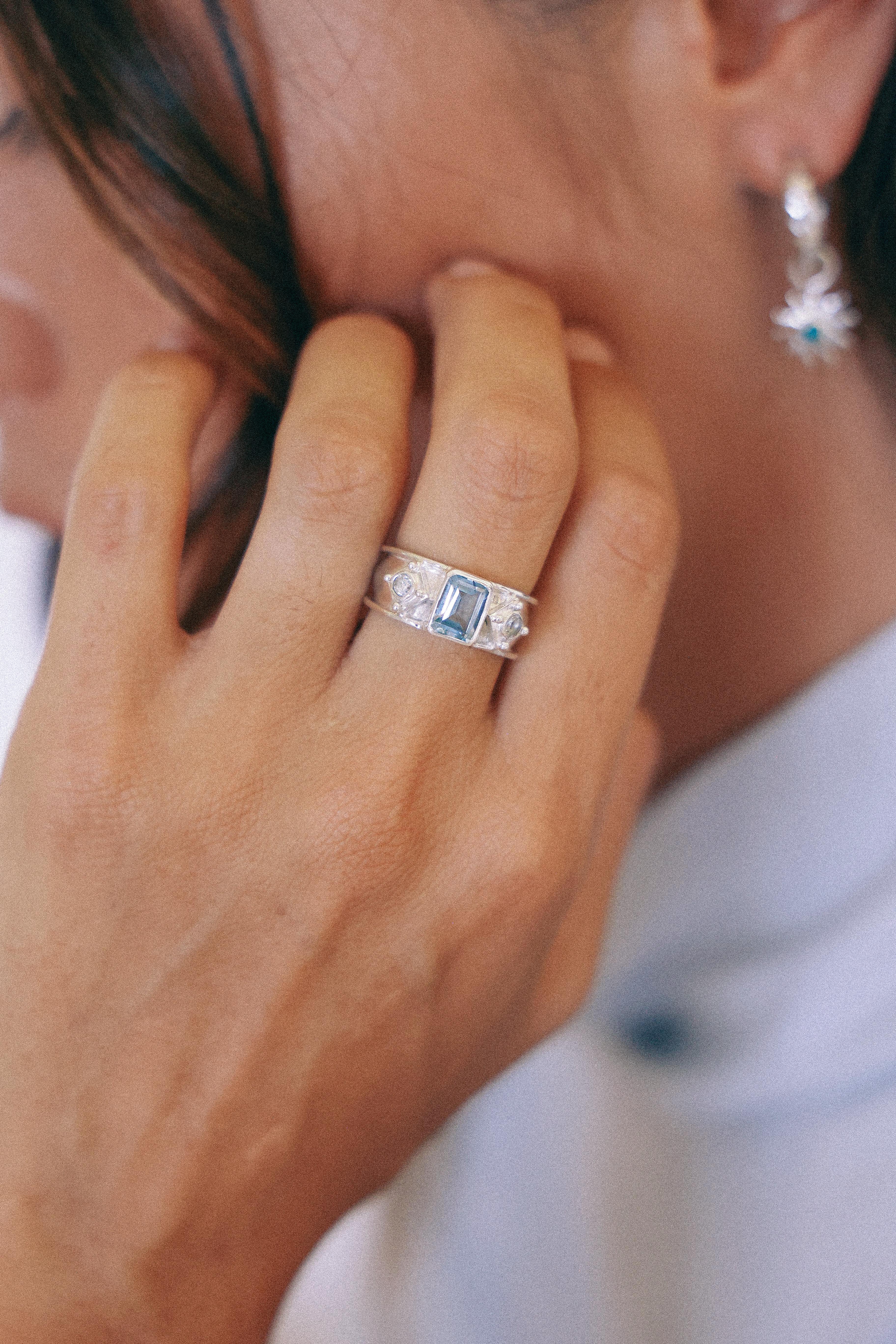 ANILLO AURORA DE PLATA Y TOPACIO CELESTE