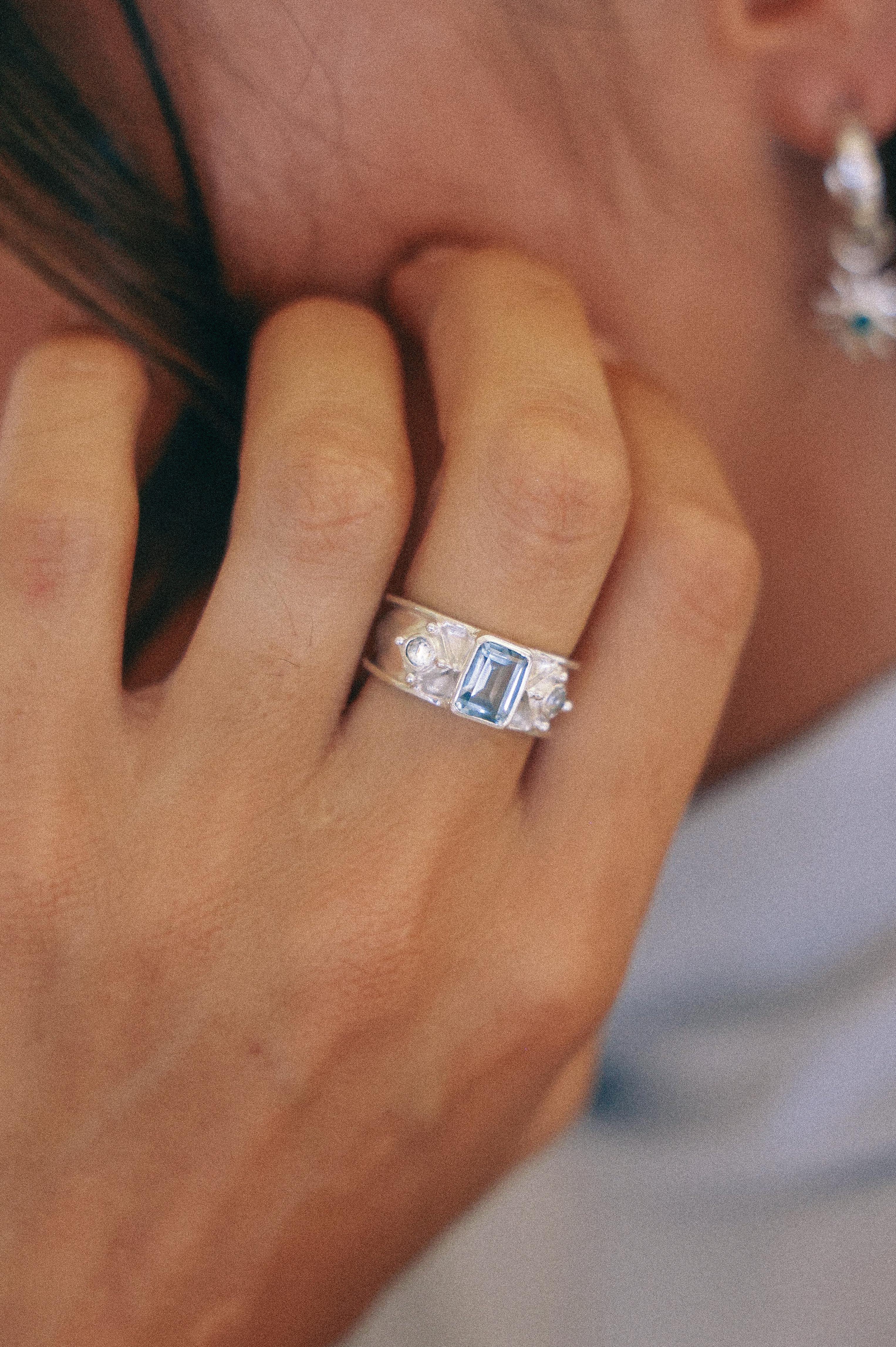 ANILLO AURORA DE PLATA Y TOPACIO CELESTE