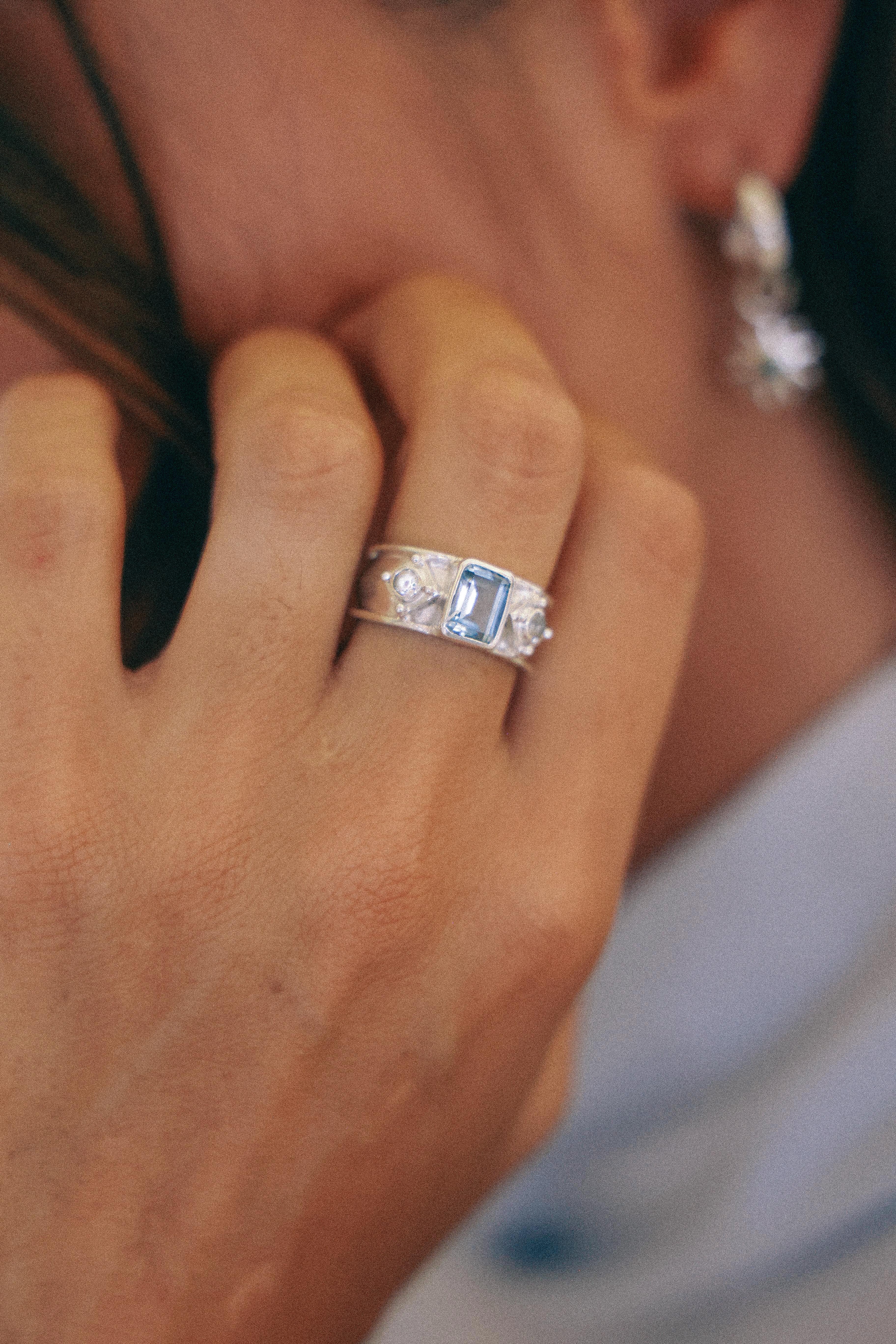 ANILLO AURORA DE PLATA Y TOPACIO CELESTE