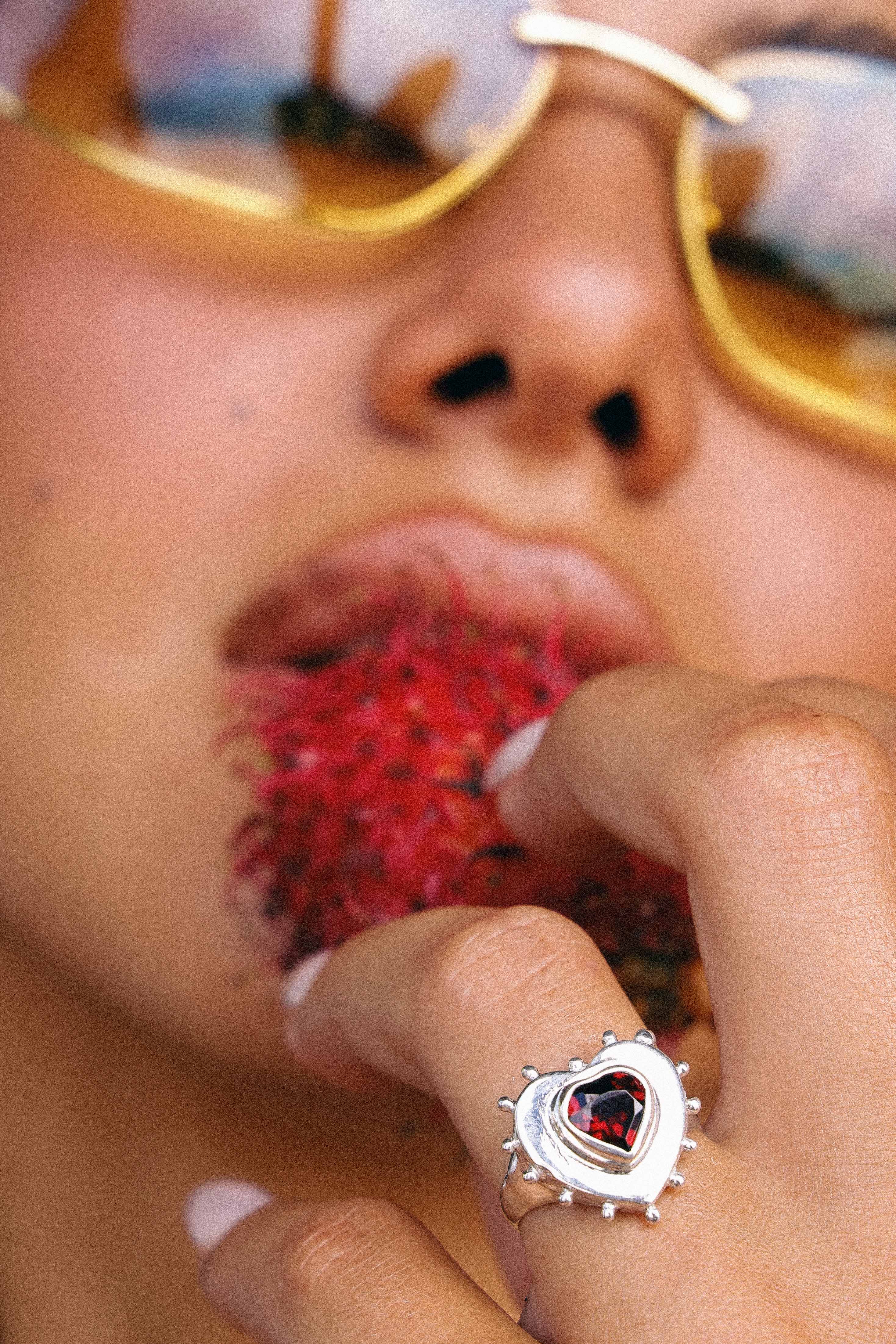 ANILLO CORAZON DE PLATA Y GRANATE