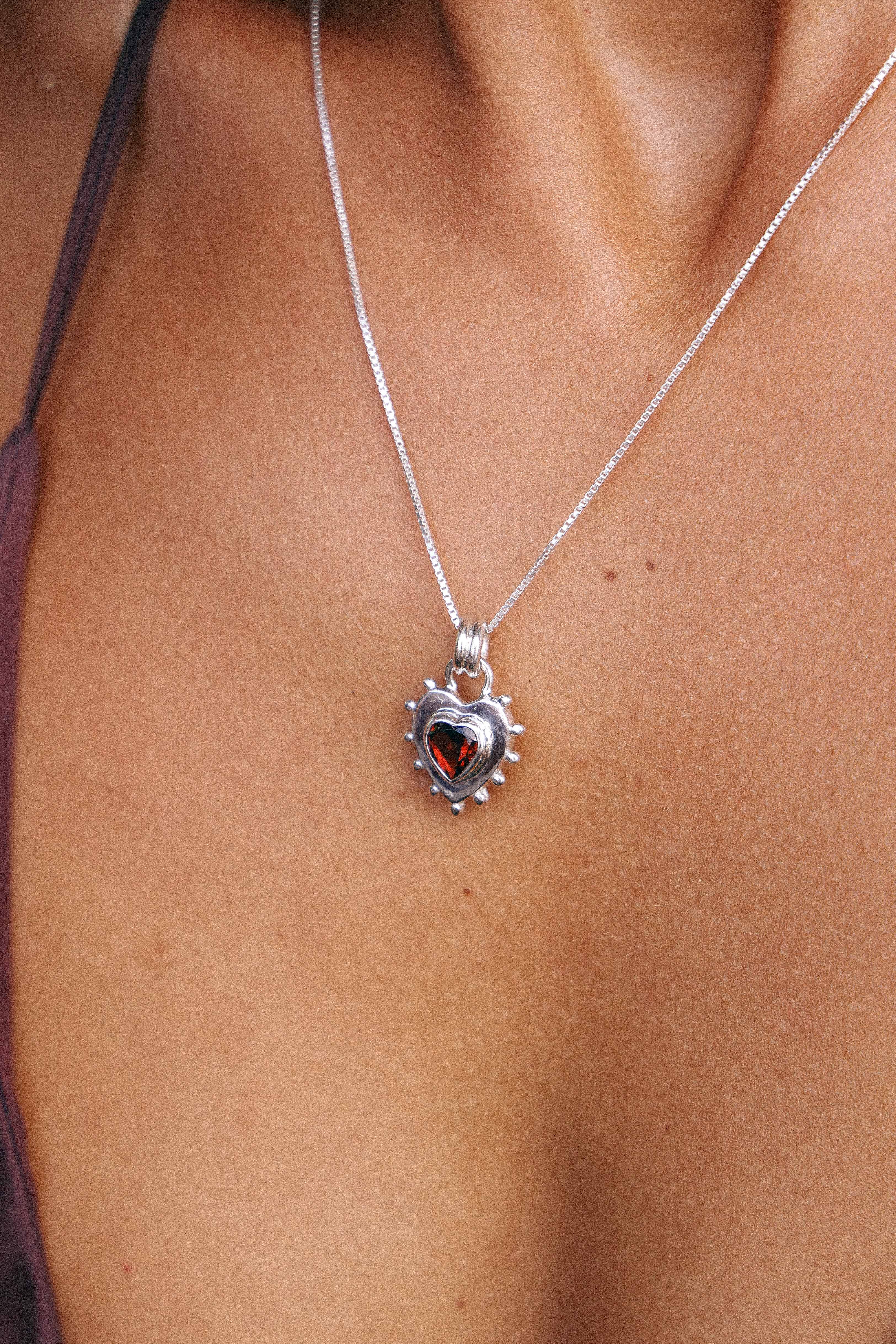 COLLAR CORAZON PLATA Y GRANATE