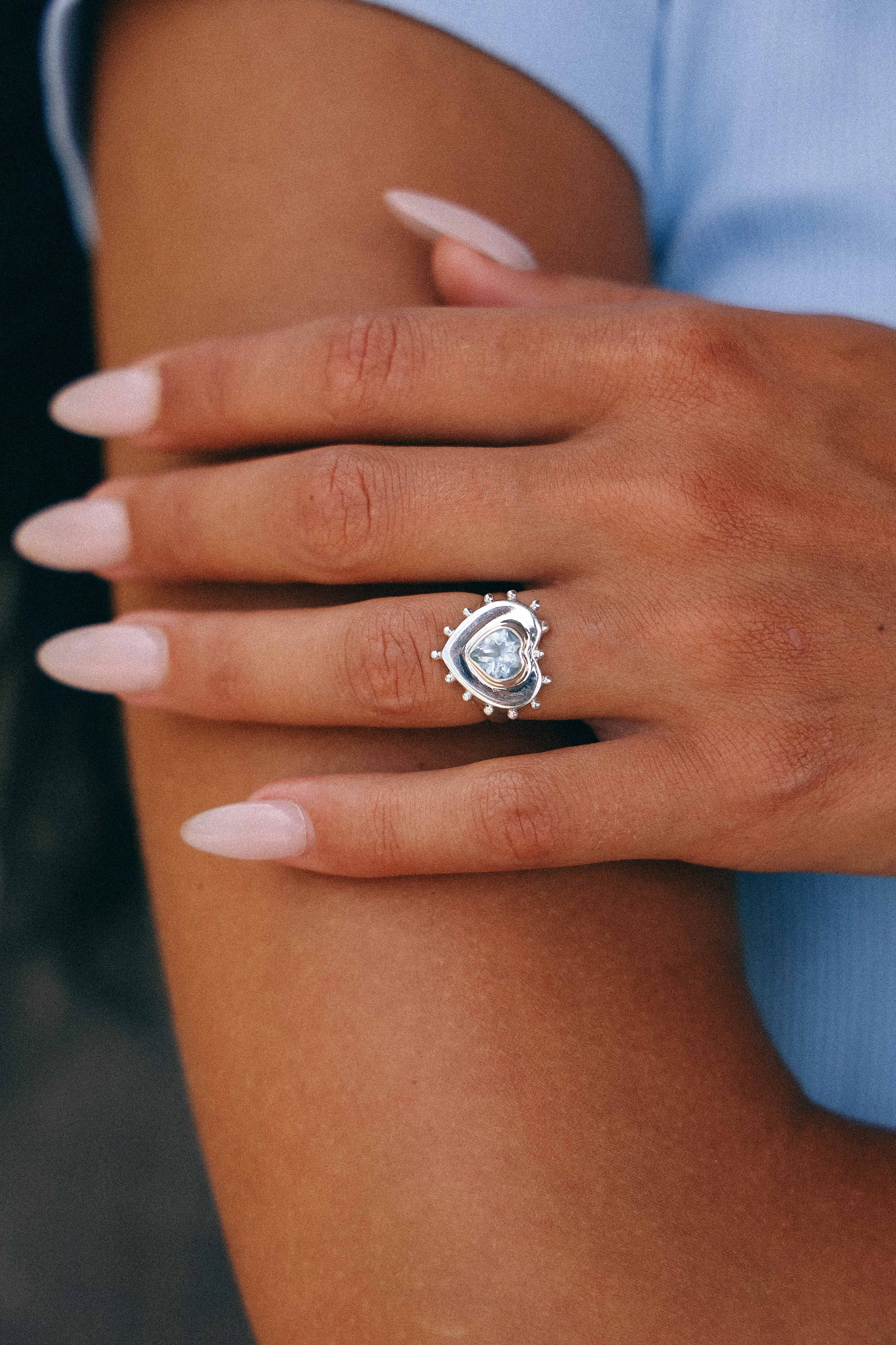 ANILLO CORAZON DE PLATA Y TOPACIO