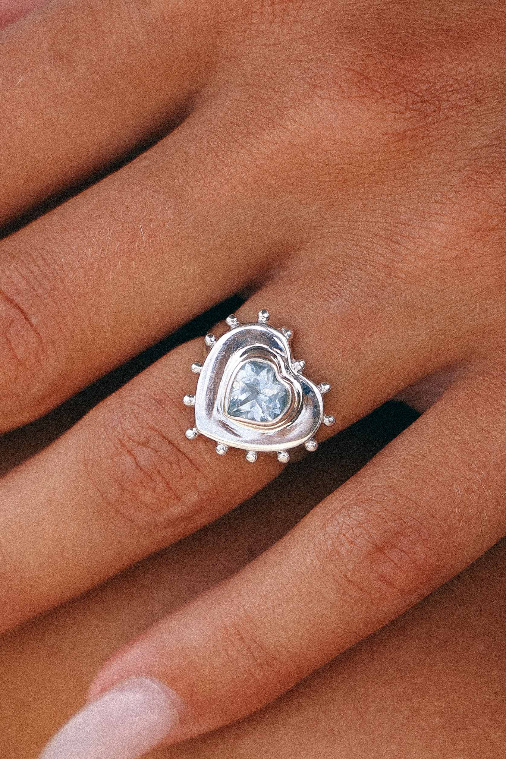 ANILLO CORAZON DE PLATA Y TOPACIO